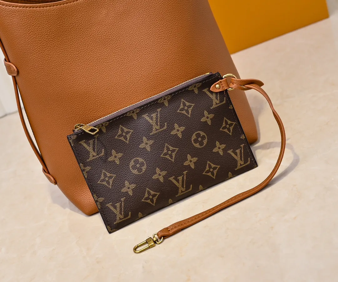 💰Large 150. Small 280💰Upgraded original (imitation original) M24988 M24974 M24856 M25022 M25352 M25353 M25354 This Low Key Hobo handbag is made of smooth cow leather with suede cow leather lining. It can accommodate short wallets, large smartphones, keys and other small items. The shoulder strap is adjustable with a padlock buckle, and a removable Monogram canvas zippered interior pocket keeps it organized. Dimensions: Large 31.0 x 35.0 x 18.0 cm (L x H x W), Small 24.0 x 28.0 x 16.0 cm (L x H x W)