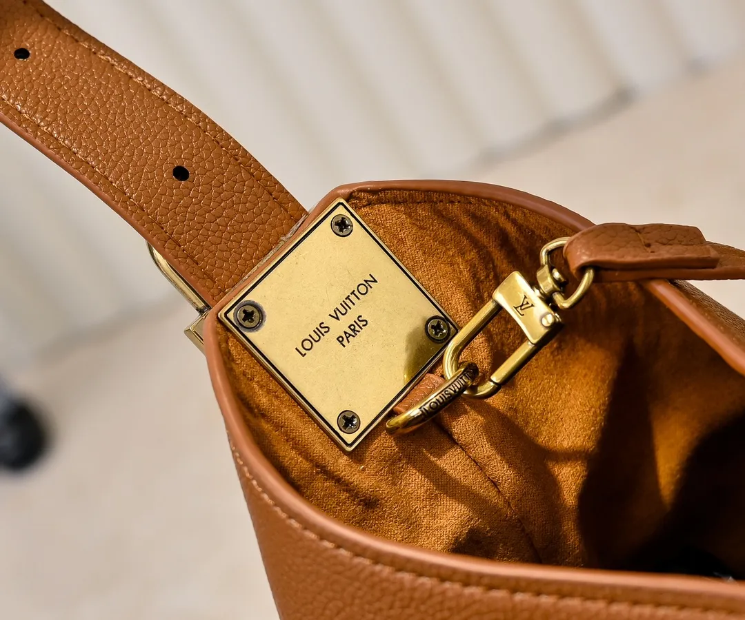 💰Large 150. Small 280💰Upgraded original (imitation original) M24988 M24974 M24856 M25022 M25352 M25353 M25354 This Low Key Hobo handbag is made of smooth cow leather with suede cow leather lining. It can accommodate short wallets, large smartphones, keys and other small items. The shoulder strap is adjustable with a padlock buckle, and a removable Monogram canvas zippered interior pocket keeps it organized. Dimensions: Large 31.0 x 35.0 x 18.0 cm (L x H x W), Small 24.0 x 28.0 x 16.0 cm (L x H x W)