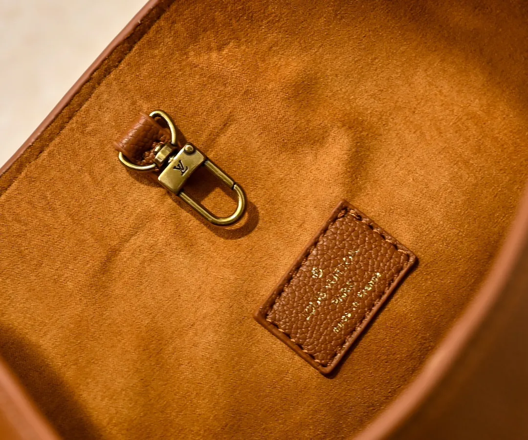 💰Large 150. Small 280💰Upgraded original (imitation original) M24988 M24974 M24856 M25022 M25352 M25353 M25354 This Low Key Hobo handbag is made of smooth cow leather with suede cow leather lining. It can accommodate short wallets, large smartphones, keys and other small items. The shoulder strap is adjustable with a padlock buckle, and a removable Monogram canvas zippered interior pocket keeps it organized. Dimensions: Large 31.0 x 35.0 x 18.0 cm (L x H x W), Small 24.0 x 28.0 x 16.0 cm (L x H x W)