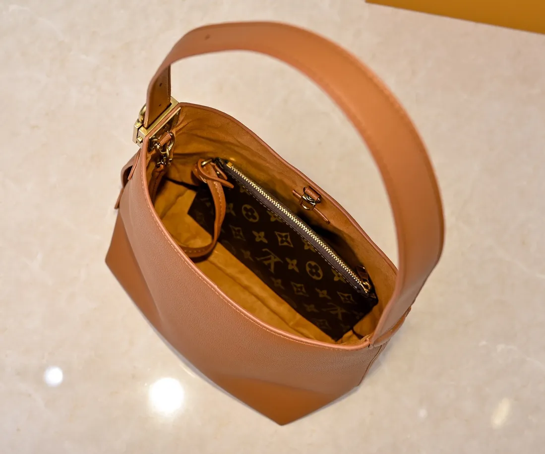 💰Large 150. Small 280💰Upgraded original (imitation original) M24988 M24974 M24856 M25022 M25352 M25353 M25354 This Low Key Hobo handbag is made of smooth cow leather with suede cow leather lining. It can accommodate short wallets, large smartphones, keys and other small items. The shoulder strap is adjustable with a padlock buckle, and a removable Monogram canvas zippered interior pocket keeps it organized. Dimensions: Large 31.0 x 35.0 x 18.0 cm (L x H x W), Small 24.0 x 28.0 x 16.0 cm (L x H x W)