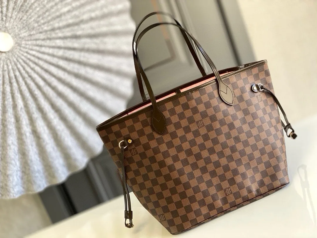 💰760 (Medium Steel Nail) Top Original N41603 NEVERFULL Medium Handbag The legendary Neverfull handbag can always meet your various needs for handbags. It has a large capacity but is not bulky. It is stiff and soft to the touch, making it suitable for home and travel. Tighten the side ties and it instantly transforms into a stylish urban handbag. Loosen the straps and it transforms into a chic and practical handbag. The slender leather handle can be carried over the shoulder or between the arms. The model shown here is made of Damier Ebène canvas.  Detailed Features 31 x 28 x 14 cm (Length x Height x Width) Bag interior redesigned with vintage details inspired by the Louis Vuitton archives - Fabric-lined interior pocket Removable zip clutch with matching interior Natural cowhide leather trim Shiny gold-tone brass hardware Handles: Double handle