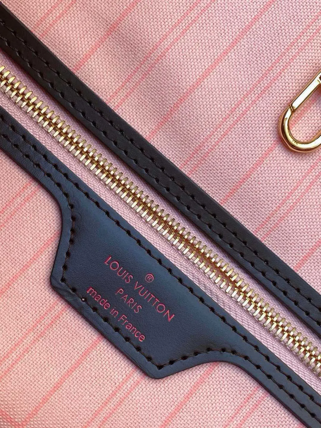 💰760 (Medium Steel Nail) Top Original N41603 NEVERFULL Medium Handbag The legendary Neverfull handbag can always meet your various needs for handbags. It has a large capacity but is not bulky. It is stiff and soft to the touch, making it suitable for home and travel. Tighten the side ties and it instantly transforms into a stylish urban handbag. Loosen the straps and it transforms into a chic and practical handbag. The slender leather handle can be carried over the shoulder or between the arms. The model shown here is made of Damier Ebène canvas.  Detailed Features 31 x 28 x 14 cm (Length x Height x Width) Bag interior redesigned with vintage details inspired by the Louis Vuitton archives - Fabric-lined interior pocket Removable zip clutch with matching interior Natural cowhide leather trim Shiny gold-tone brass hardware Handles: Double handle