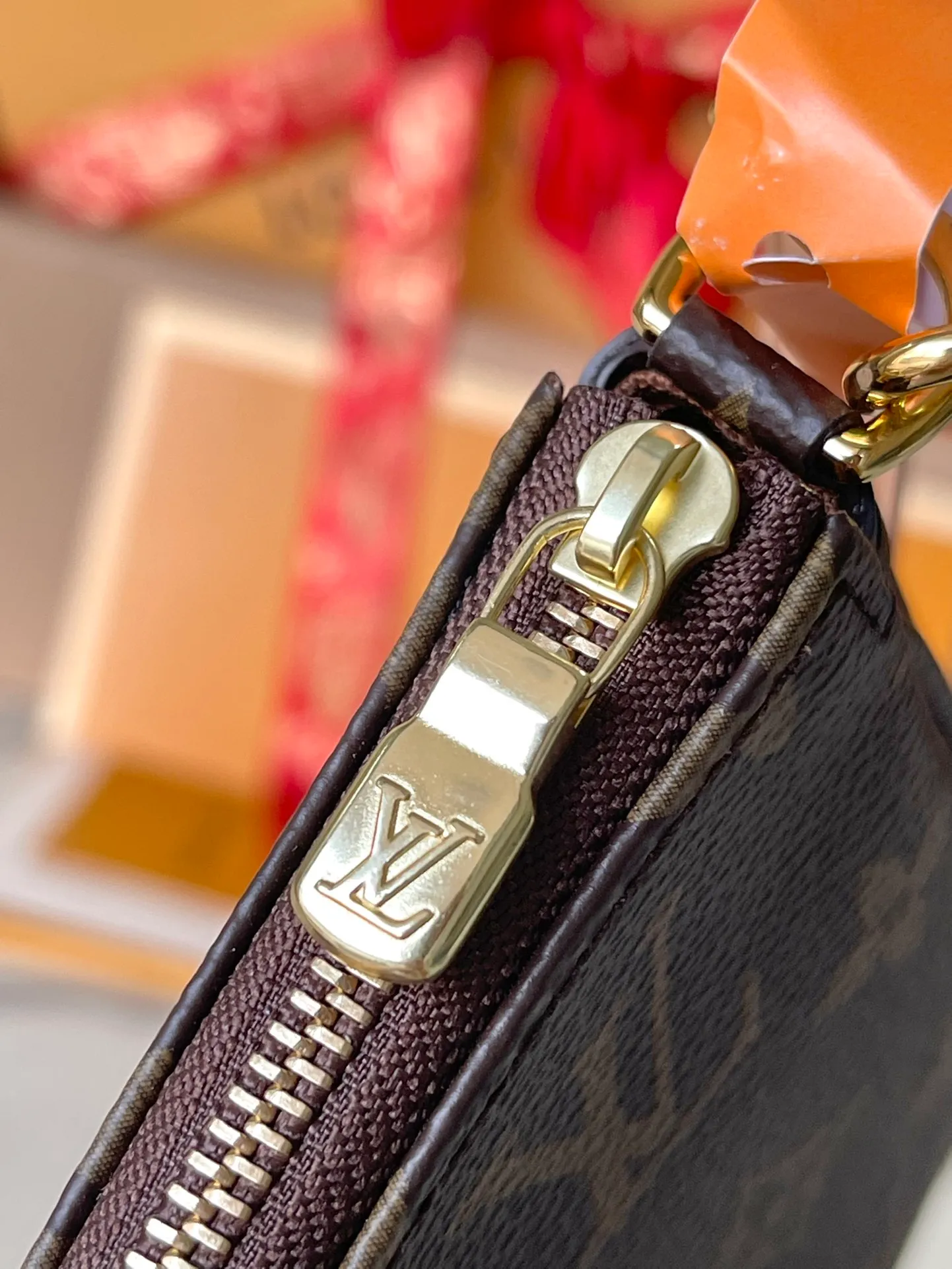 💰400 Top original order M40712 supports counter inspection. The photo taken of duty-free goods is consistent with the product and has not been unpacked. This product is an exclusive duty-free product in the market and is the highest-end product. Inspection is supported. This product has passed strict inspection and is flawless. Please wear gloves when touching the product. This product is not returnable or exchangeable. Please confirm the product first and then remove the label on the handle. This product is temporarily not open to the public, only regular customers, and is in short supply. Dimensions: 23.5 x 13,5 x 4 cm