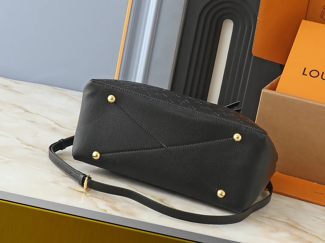 💰240💰Upgraded from the original M45522, 43170. This MONOGRAM canvas material is a new style of Melie handbag, a fashionable must-have item. Veau Cachemire leather material. Full leather embossed woven wrist double bag shopping bag. Lightweight and comfortable to carry. Unique vertical and narrow shape with modern style. Zipper pocket with metal engraved zipper puller for more personality. Size: 33x16x30cm
