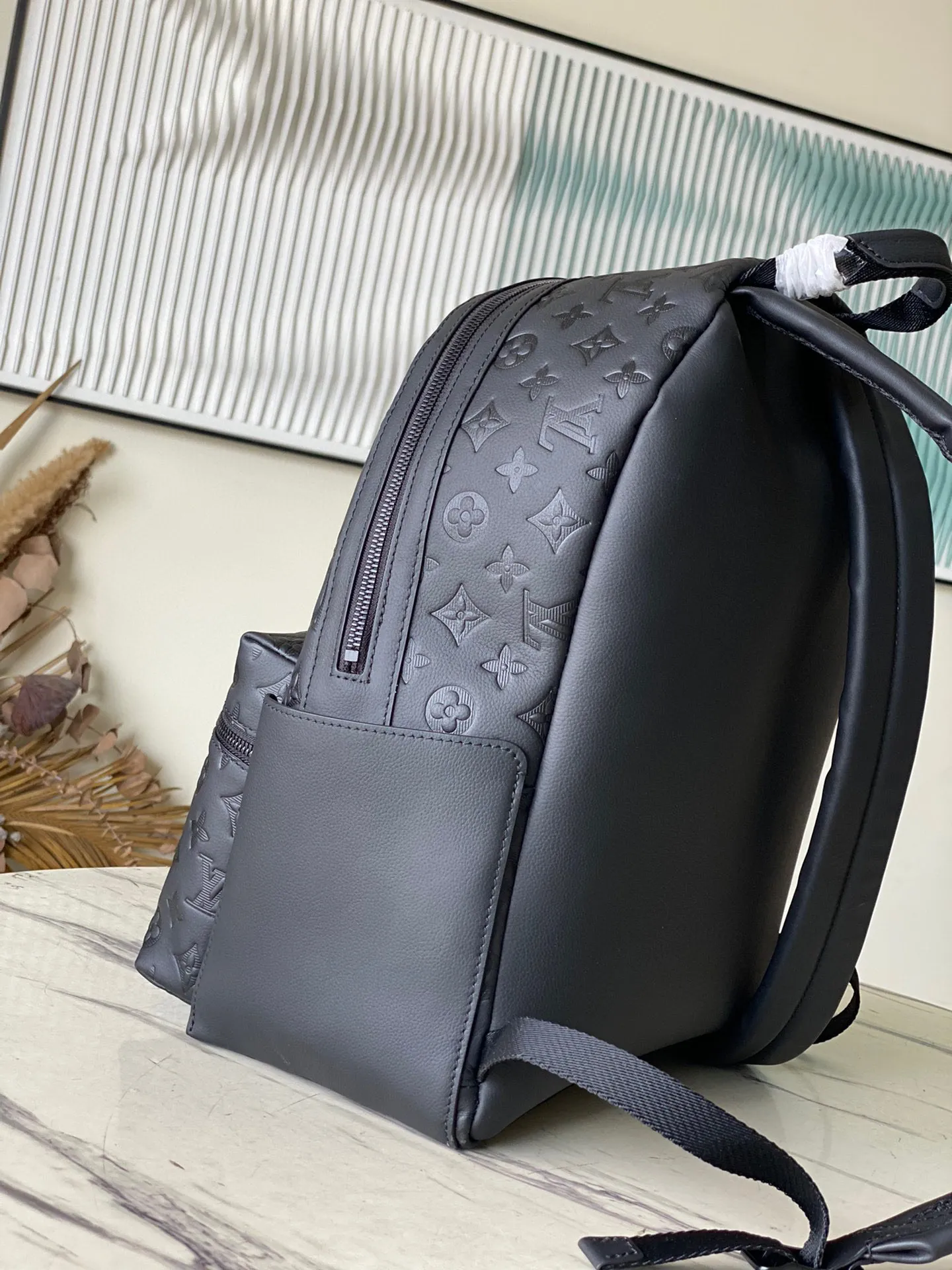💰1240 (top layer leather) top original M46553 full leather This Discovery backpack is made of Monogram embossed cow leather to create a soft and close-fitting structure, supplemented by the calm atmosphere of metal parts. The outer bag makes it easy to access and store accompanying items, while the inner bag allows for orderly storage. Dimensions: 29 x 38 x 20 cm