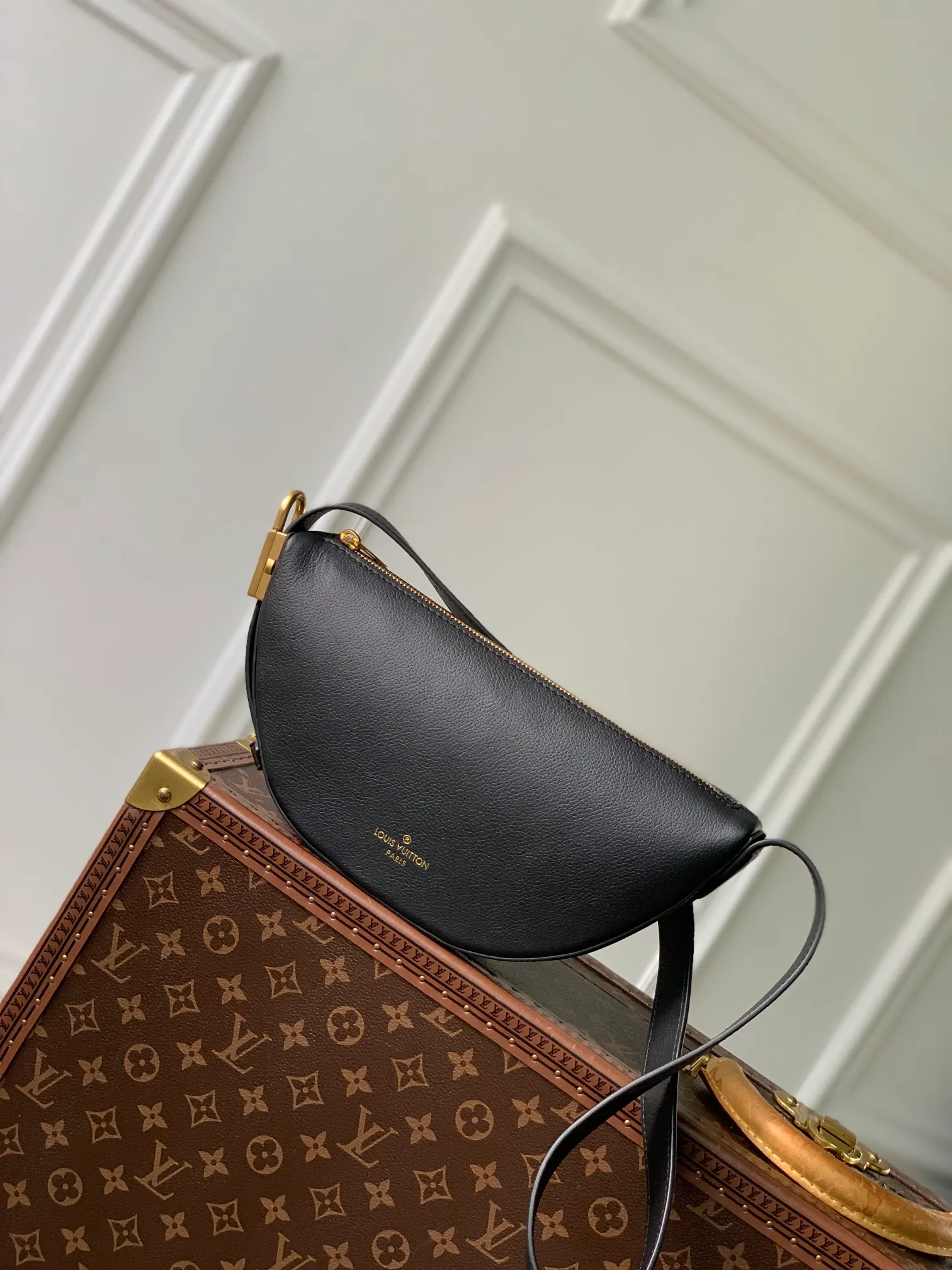 💰840 (Top Grain Leather) Top Original M11429 Black, This low-key crossbody bag features a modern minimalist design with extremely soft and smooth calfskin and exquisite details, including a padlock printed with the LV logo and a suede calfskin lining. This versatile bag features a zippered main compartment for essentials like your phone, wallet and keys, plus an adjustable shoulder or hand strap. 28 x 13 x 5.5cm (length x height x width)