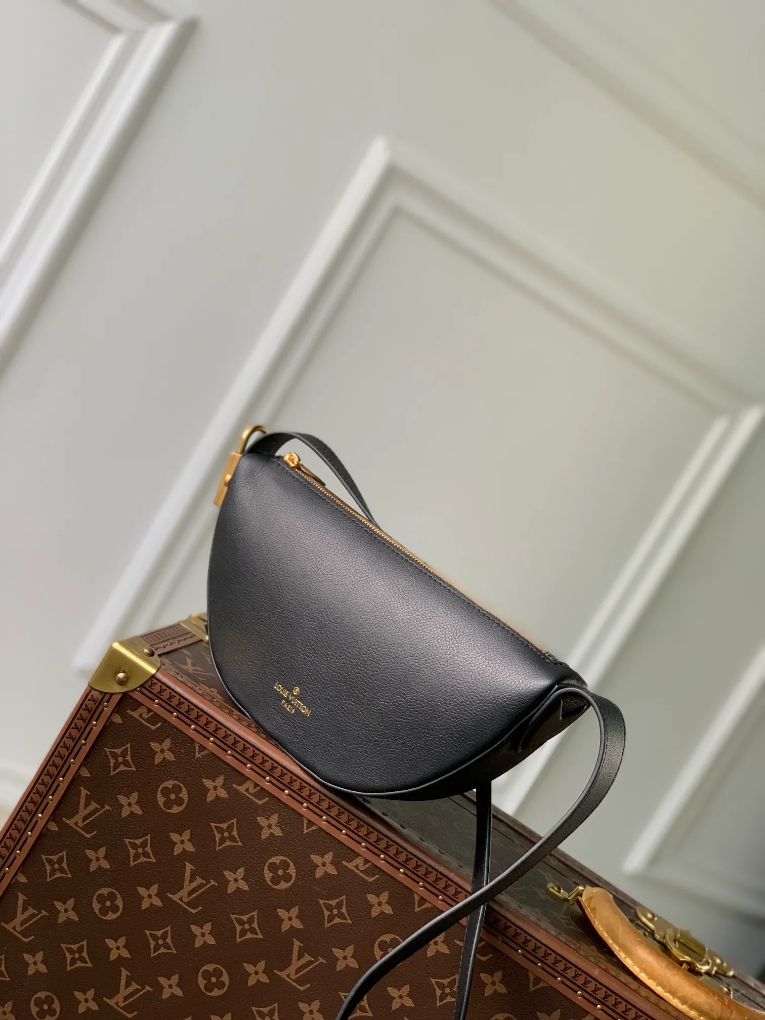 💰840 (Top Grain Leather) Top Original M11429 Black, This low-key crossbody bag features a modern minimalist design with extremely soft and smooth calfskin and exquisite details, including a padlock printed with the LV logo and a suede calfskin lining. This versatile bag features a zippered main compartment for essentials like your phone, wallet and keys, plus an adjustable shoulder or hand strap. 28 x 13 x 5.5cm (length x height x width)