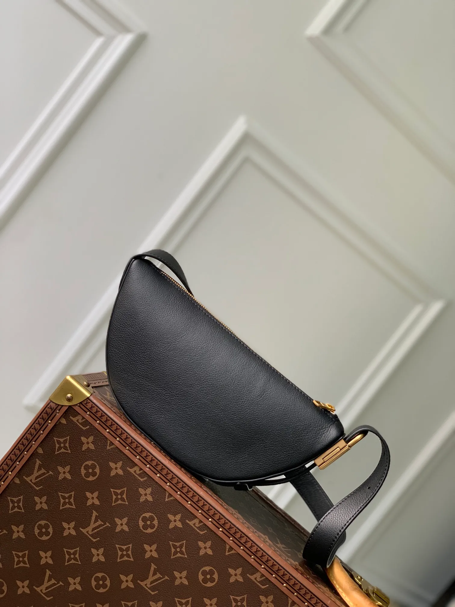 💰840 (Top Grain Leather) Top Original M11429 Black, This low-key crossbody bag features a modern minimalist design with extremely soft and smooth calfskin and exquisite details, including a padlock printed with the LV logo and a suede calfskin lining. This versatile bag features a zippered main compartment for essentials like your phone, wallet and keys, plus an adjustable shoulder or hand strap. 28 x 13 x 5.5cm (length x height x width)
