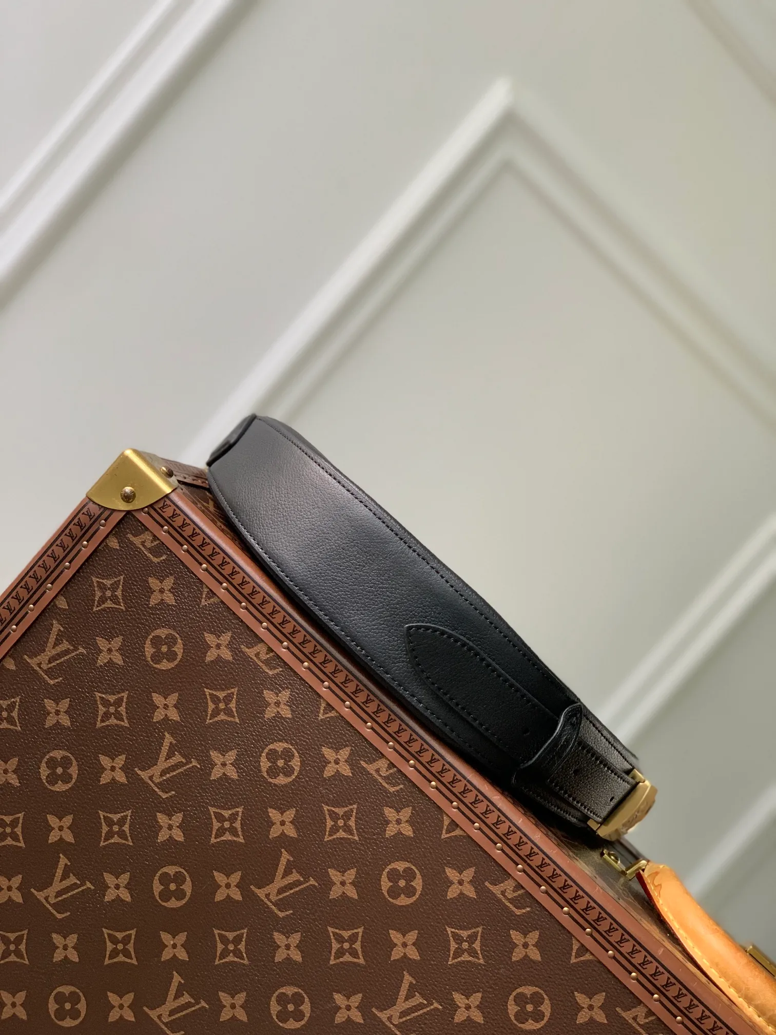💰840 (Top Grain Leather) Top Original M11429 Black, This low-key crossbody bag features a modern minimalist design with extremely soft and smooth calfskin and exquisite details, including a padlock printed with the LV logo and a suede calfskin lining. This versatile bag features a zippered main compartment for essentials like your phone, wallet and keys, plus an adjustable shoulder or hand strap. 28 x 13 x 5.5cm (length x height x width)