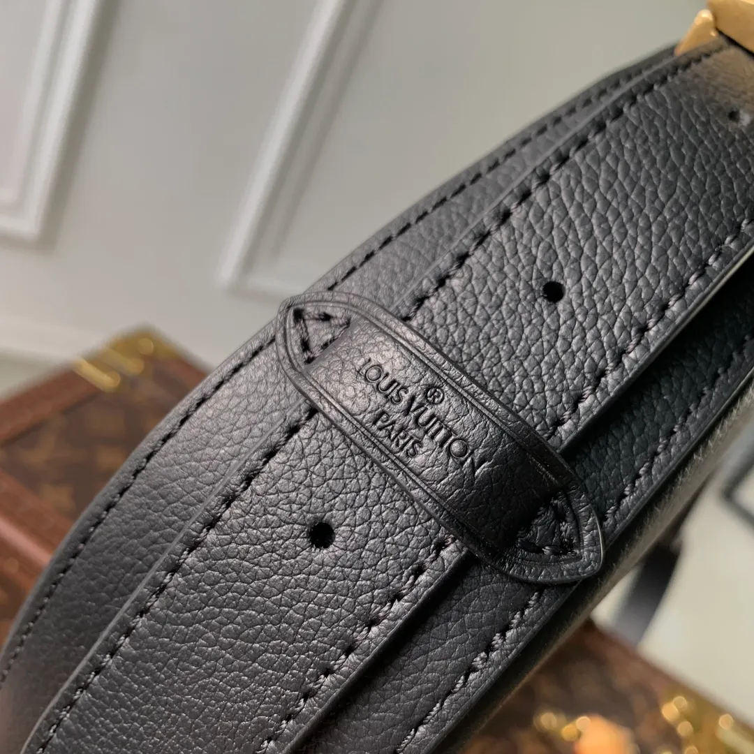 💰840 (Top Grain Leather) Top Original M11429 Black, This low-key crossbody bag features a modern minimalist design with extremely soft and smooth calfskin and exquisite details, including a padlock printed with the LV logo and a suede calfskin lining. This versatile bag features a zippered main compartment for essentials like your phone, wallet and keys, plus an adjustable shoulder or hand strap. 28 x 13 x 5.5cm (length x height x width)