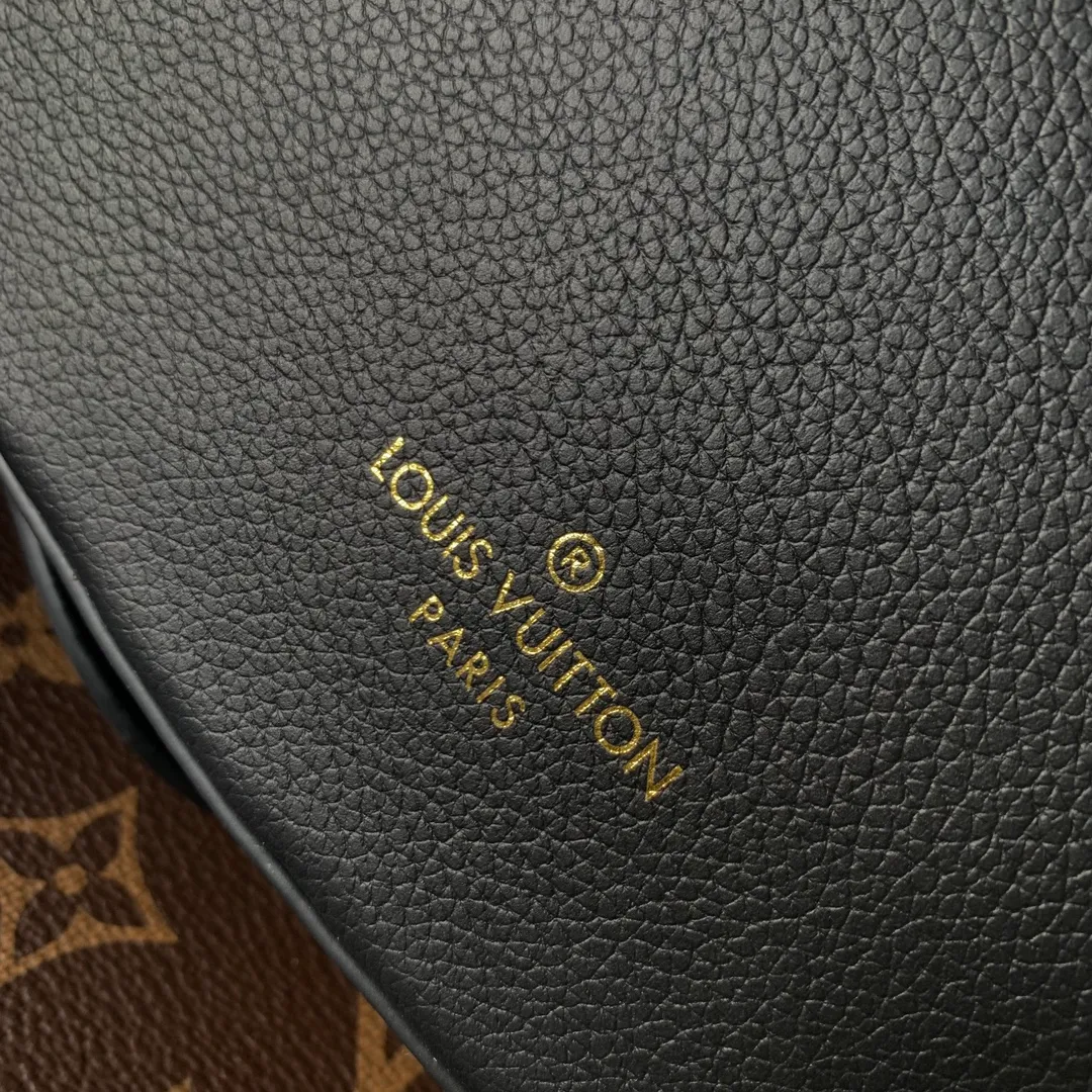 💰840 (Top Grain Leather) Top Original M11429 Black, This low-key crossbody bag features a modern minimalist design with extremely soft and smooth calfskin and exquisite details, including a padlock printed with the LV logo and a suede calfskin lining. This versatile bag features a zippered main compartment for essentials like your phone, wallet and keys, plus an adjustable shoulder or hand strap. 28 x 13 x 5.5cm (length x height x width)