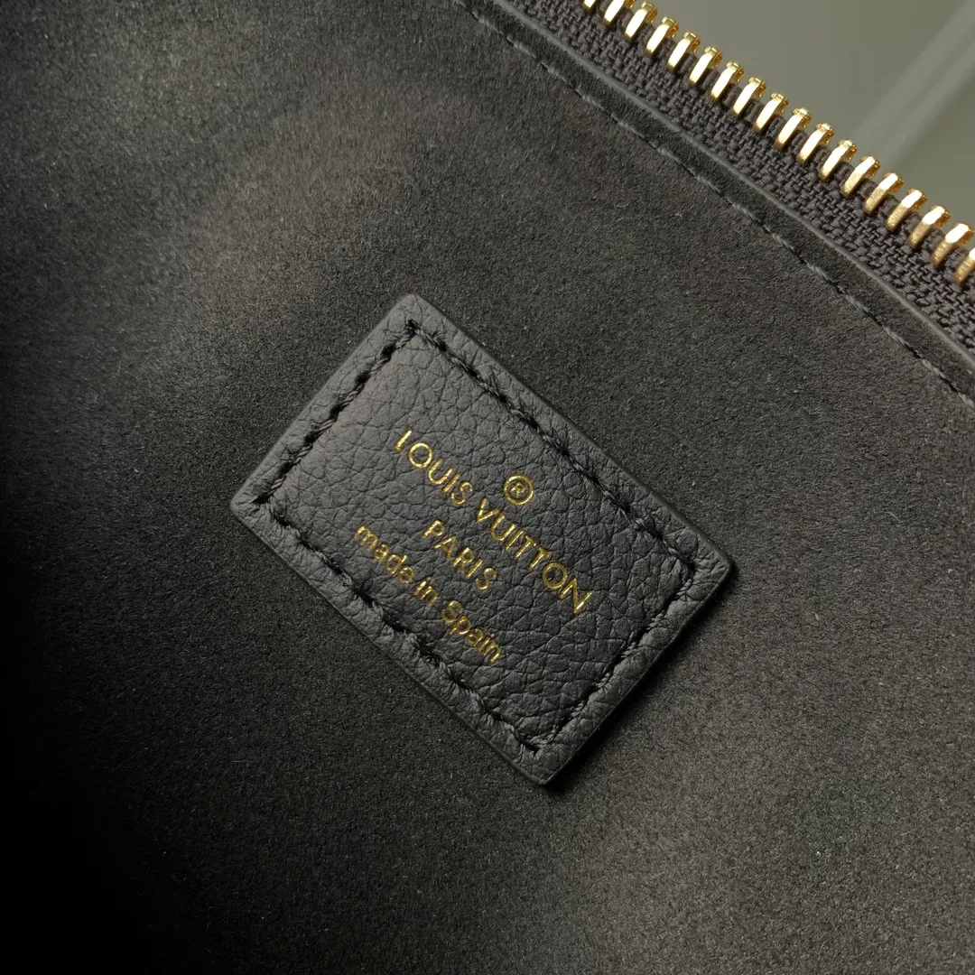 💰840 (Top Grain Leather) Top Original M11429 Black, This low-key crossbody bag features a modern minimalist design with extremely soft and smooth calfskin and exquisite details, including a padlock printed with the LV logo and a suede calfskin lining. This versatile bag features a zippered main compartment for essentials like your phone, wallet and keys, plus an adjustable shoulder or hand strap. 28 x 13 x 5.5cm (length x height x width)