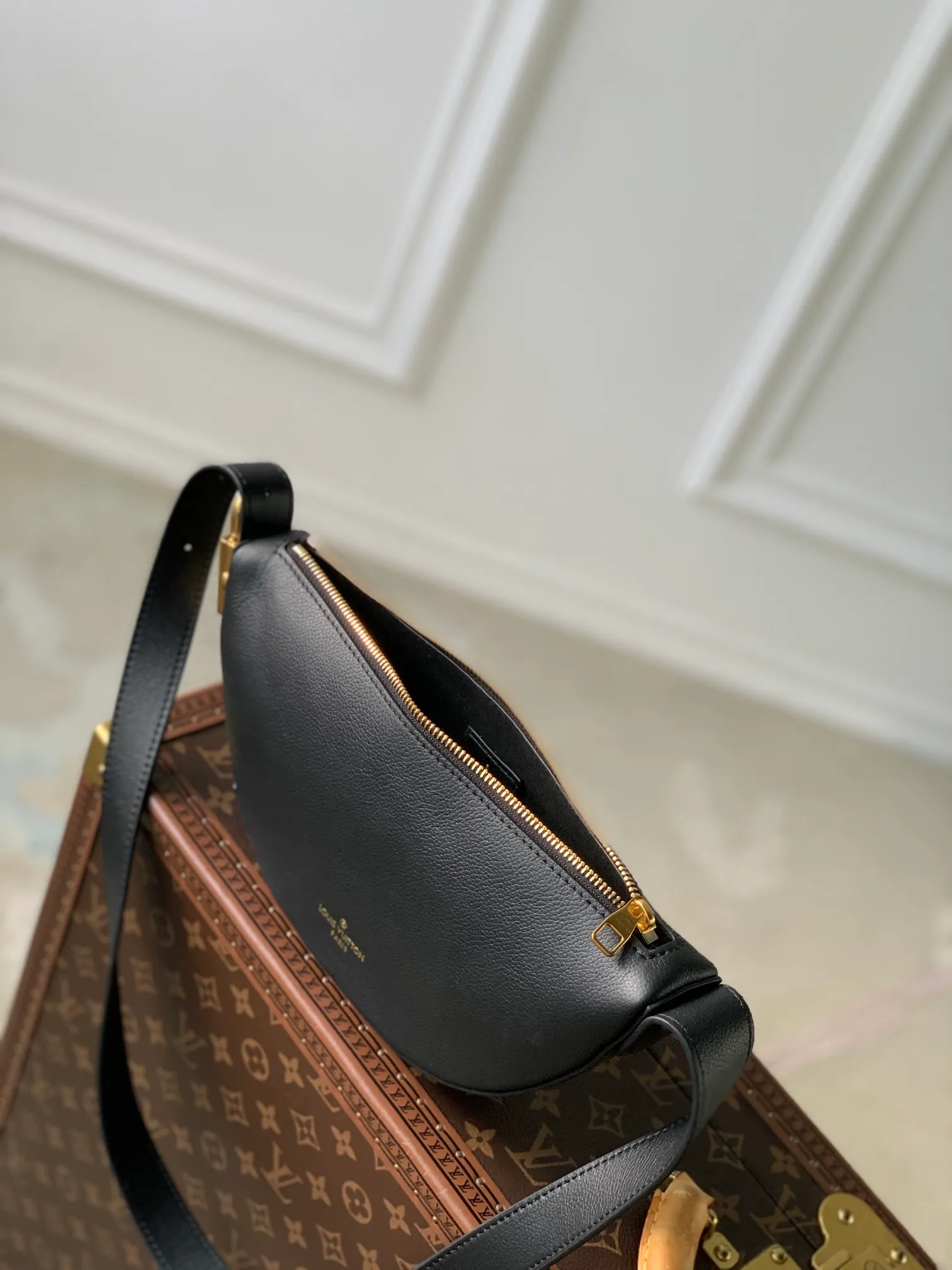 💰840 (Top Grain Leather) Top Original M11429 Black, This low-key crossbody bag features a modern minimalist design with extremely soft and smooth calfskin and exquisite details, including a padlock printed with the LV logo and a suede calfskin lining. This versatile bag features a zippered main compartment for essentials like your phone, wallet and keys, plus an adjustable shoulder or hand strap. 28 x 13 x 5.5cm (length x height x width)