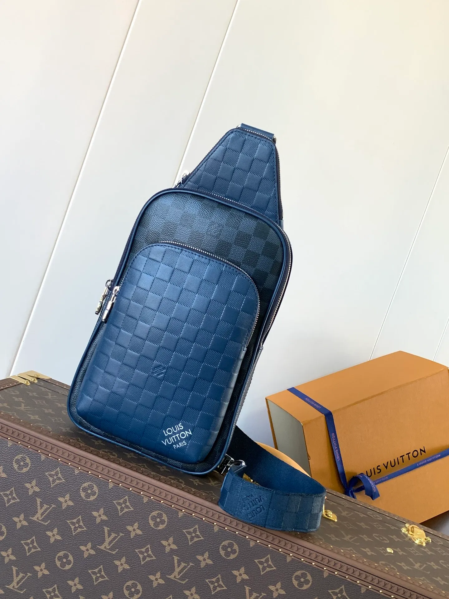 💰1060 (top layer leather) top original order N40439 blue full leather top original order transcoding chip men's bag chest bag series Avenue Sling Bag sling bag Damier Anfini's "Avenue Sling Bag" made of leather and Damier Graffit canvas. The geometric lattice pattern that creates a sophisticated atmosphere is expressed with different materials. The bag's adjustable straps can be swapped left or right for a variety of carrying options. The small zippered pocket on top is also very attractive. 20x31x7cm