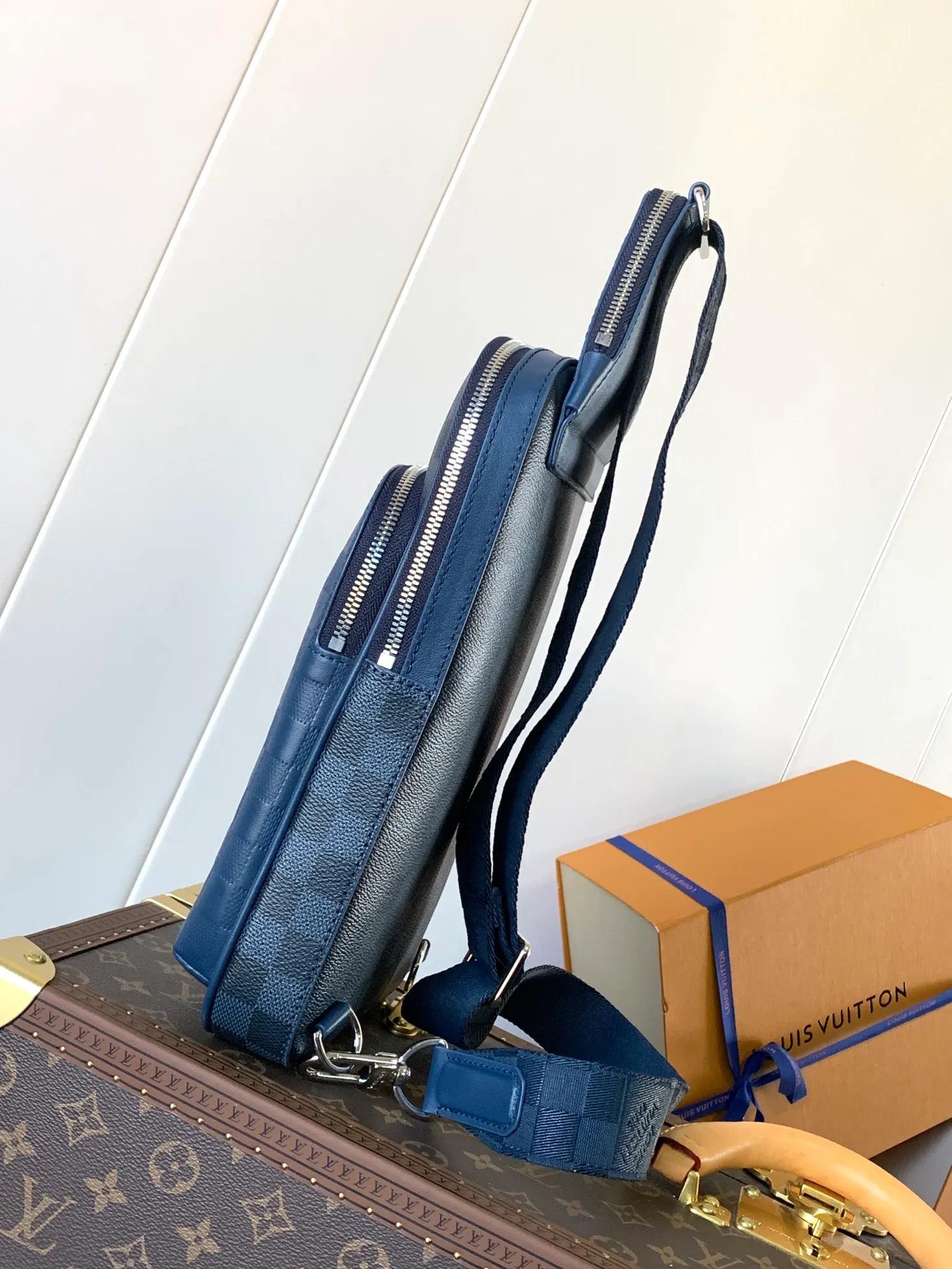 💰1060 (top layer leather) top original order N40439 blue full leather top original order transcoding chip men's bag chest bag series Avenue Sling Bag sling bag Damier Anfini's "Avenue Sling Bag" made of leather and Damier Graffit canvas. The geometric lattice pattern that creates a sophisticated atmosphere is expressed with different materials. The bag's adjustable straps can be swapped left or right for a variety of carrying options. The small zippered pocket on top is also very attractive. 20x31x7cm