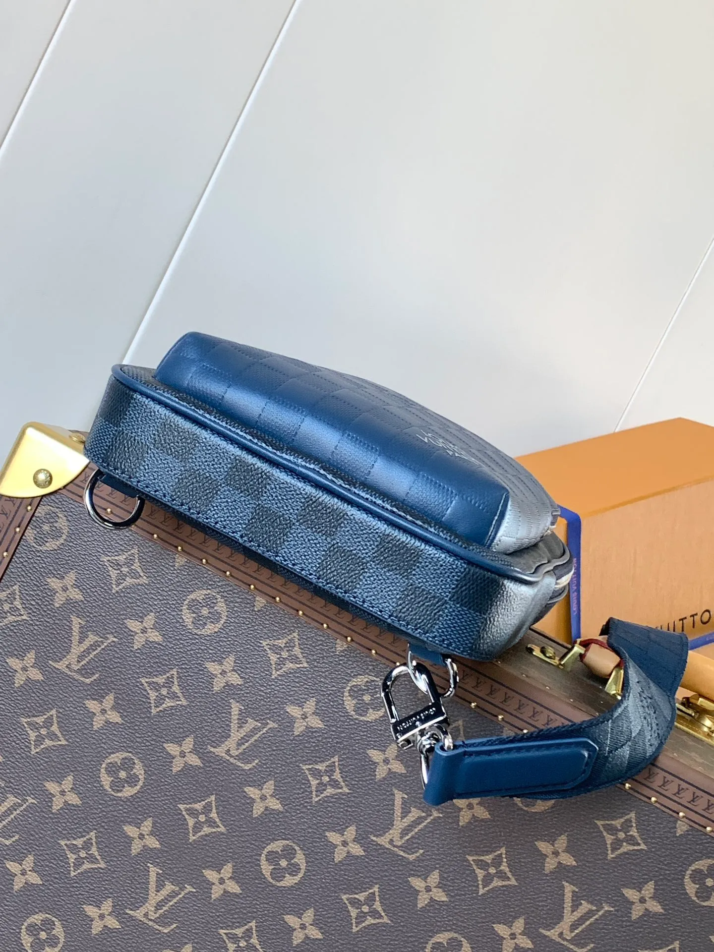 💰1060 (top layer leather) top original order N40439 blue full leather top original order transcoding chip men's bag chest bag series Avenue Sling Bag sling bag Damier Anfini's "Avenue Sling Bag" made of leather and Damier Graffit canvas. The geometric lattice pattern that creates a sophisticated atmosphere is expressed with different materials. The bag's adjustable straps can be swapped left or right for a variety of carrying options. The small zippered pocket on top is also very attractive. 20x31x7cm