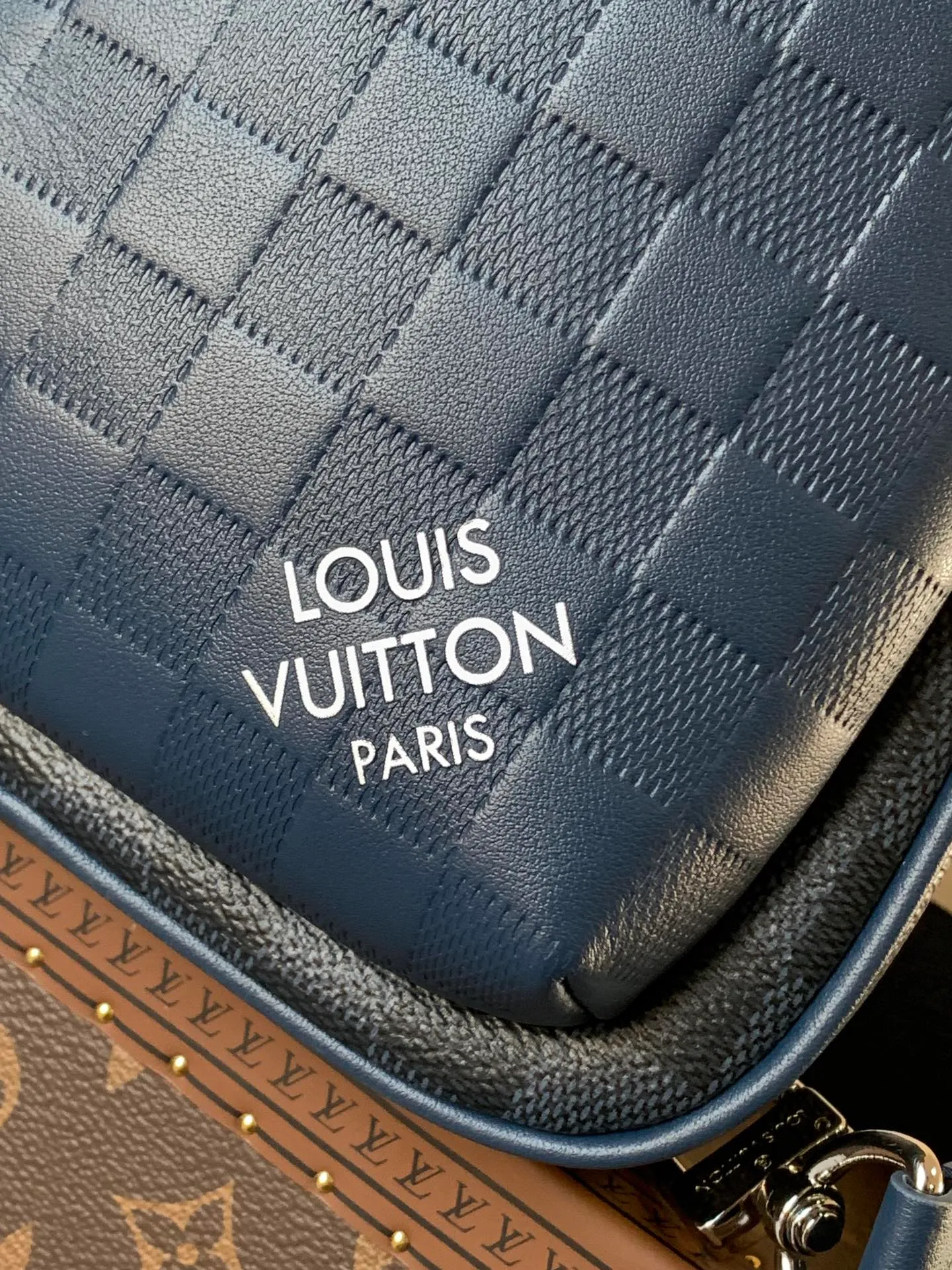 💰1060 (top layer leather) top original order N40439 blue full leather top original order transcoding chip men's bag chest bag series Avenue Sling Bag sling bag Damier Anfini's "Avenue Sling Bag" made of leather and Damier Graffit canvas. The geometric lattice pattern that creates a sophisticated atmosphere is expressed with different materials. The bag's adjustable straps can be swapped left or right for a variety of carrying options. The small zippered pocket on top is also very attractive. 20x31x7cm