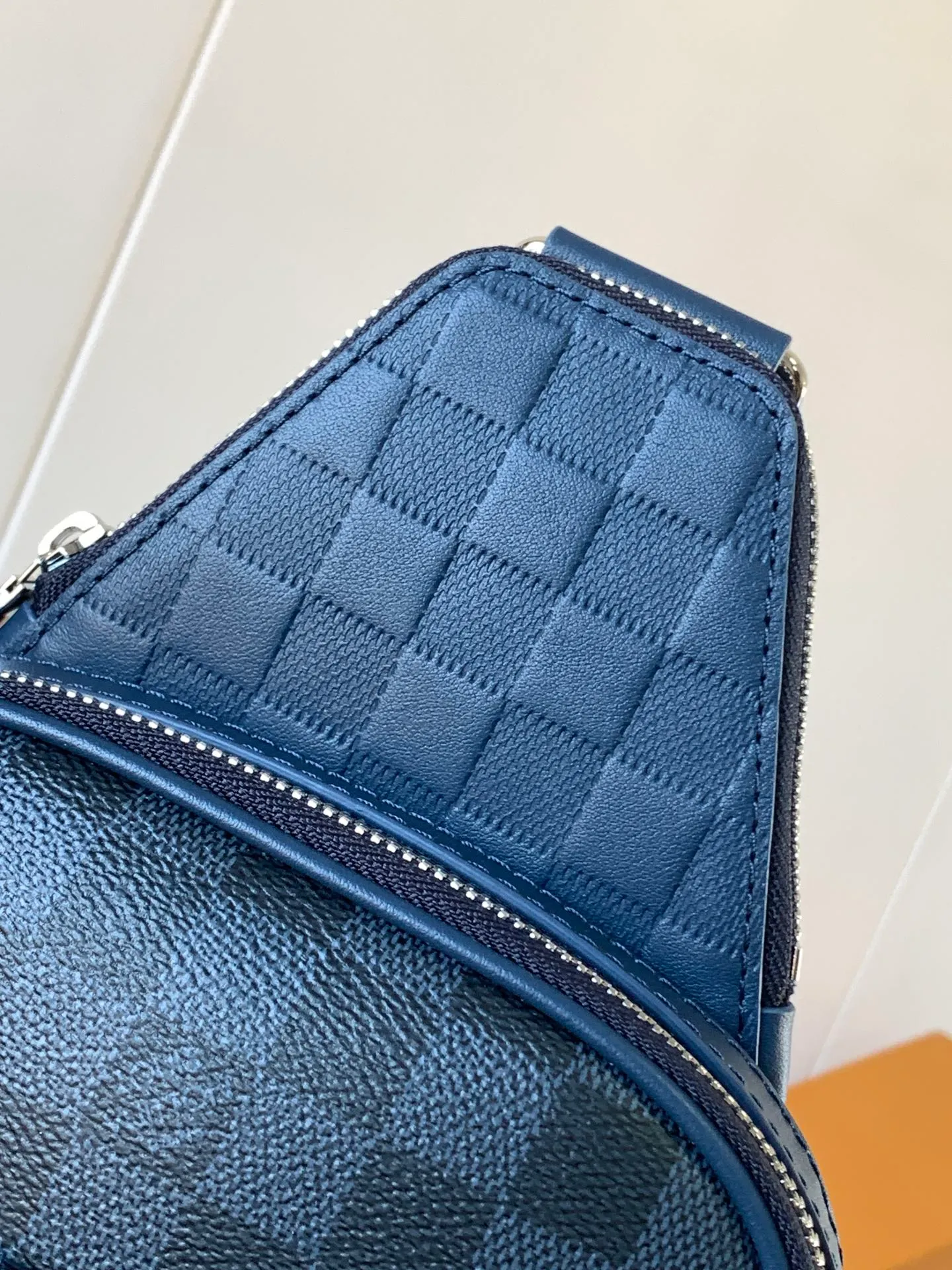 💰1060 (top layer leather) top original order N40439 blue full leather top original order transcoding chip men's bag chest bag series Avenue Sling Bag sling bag Damier Anfini's "Avenue Sling Bag" made of leather and Damier Graffit canvas. The geometric lattice pattern that creates a sophisticated atmosphere is expressed with different materials. The bag's adjustable straps can be swapped left or right for a variety of carrying options. The small zippered pocket on top is also very attractive. 20x31x7cm
