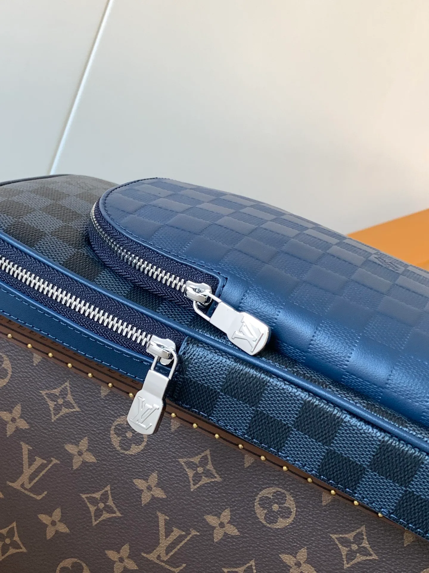 💰1060 (top layer leather) top original order N40439 blue full leather top original order transcoding chip men's bag chest bag series Avenue Sling Bag sling bag Damier Anfini's "Avenue Sling Bag" made of leather and Damier Graffit canvas. The geometric lattice pattern that creates a sophisticated atmosphere is expressed with different materials. The bag's adjustable straps can be swapped left or right for a variety of carrying options. The small zippered pocket on top is also very attractive. 20x31x7cm