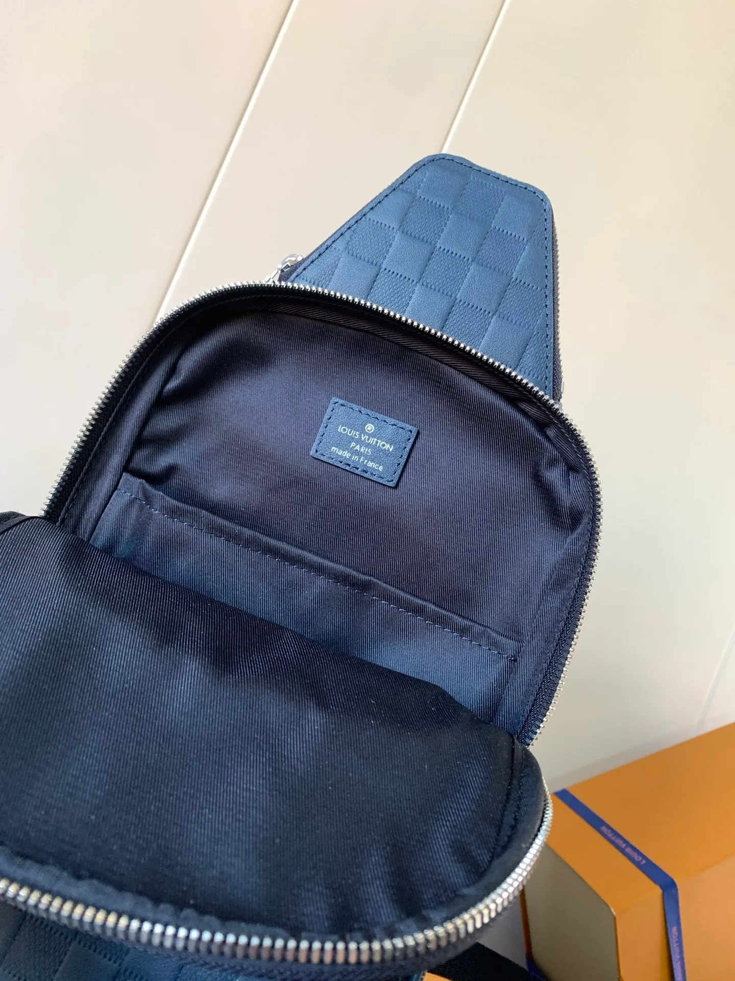 💰1060 (top layer leather) top original order N40439 blue full leather top original order transcoding chip men's bag chest bag series Avenue Sling Bag sling bag Damier Anfini's "Avenue Sling Bag" made of leather and Damier Graffit canvas. The geometric lattice pattern that creates a sophisticated atmosphere is expressed with different materials. The bag's adjustable straps can be swapped left or right for a variety of carrying options. The small zippered pocket on top is also very attractive. 20x31x7cm