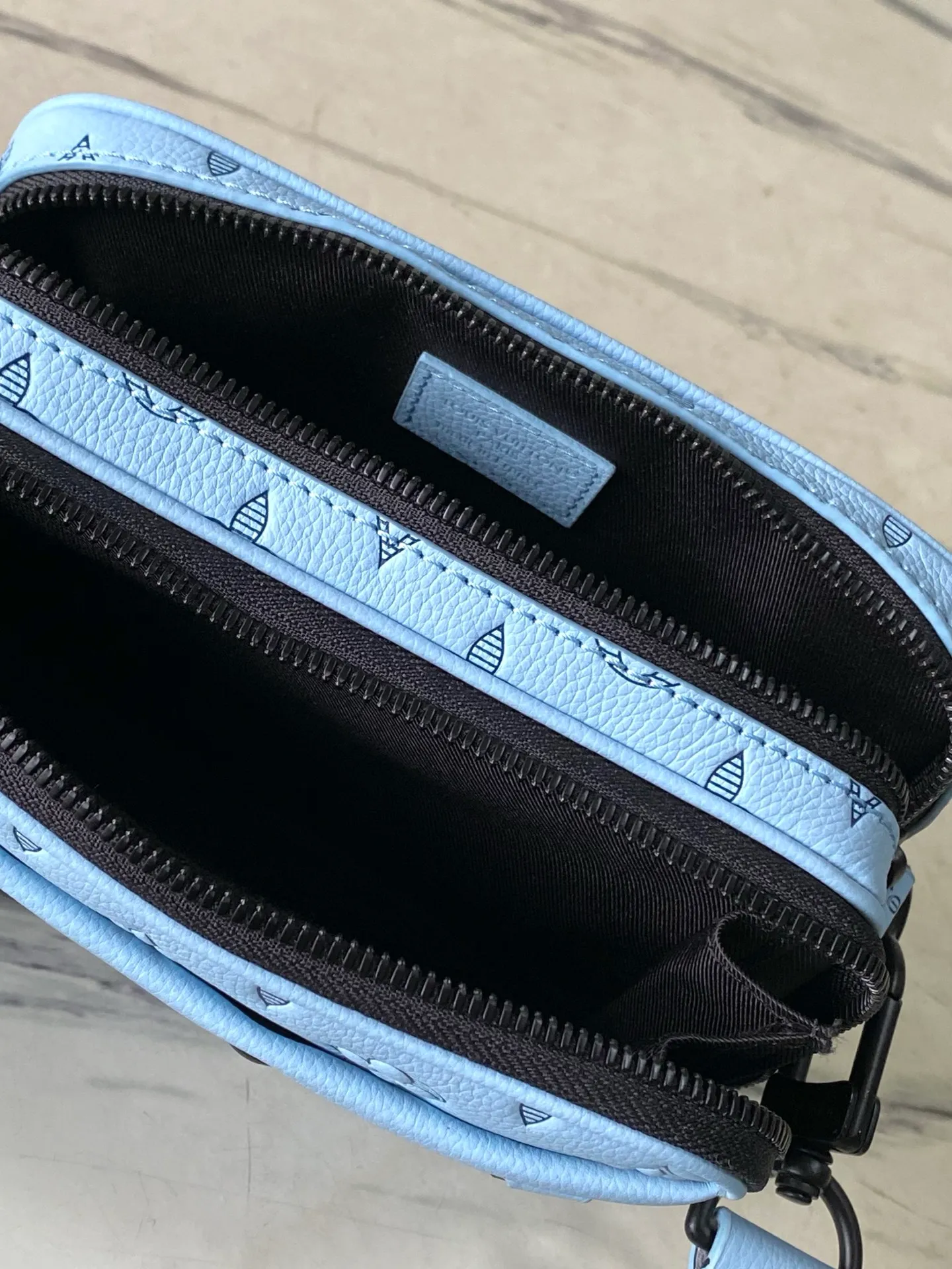 💰1000 (top-grain leather) top-grade original M14790 Nano Alpha handbag is made of Monogram Shadow leather with subtle embossing of Monogram pattern, which makes the compact structure show elegant style. Rivet elements mark the brand's mark, zipper compartments and external patch pockets are convenient for storing daily needs, and the detachable and adjustable leather shoulder strap allows for comfortable carrying. 11 x 18.5 x 6.5 cm (length x height x width)