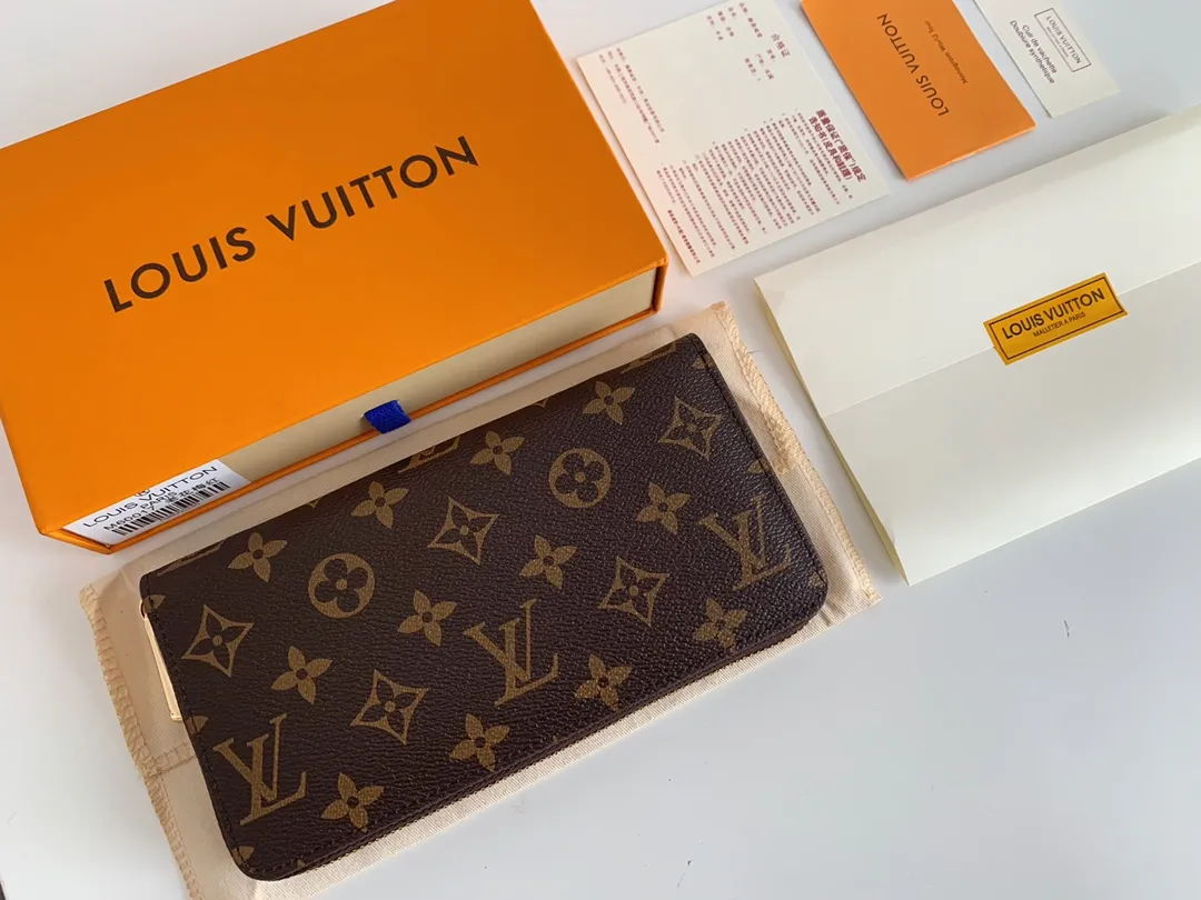 💰100 💎M60017 inner color ❤️Old Flower Rose ZIPPY zipper wallet. The Zippy wallet pays homage to Louis Vuitton's heritage of travel and trunk making, with a travel-style patch and Louis Vuitton logo. With its compact interior and simple design, this wallet is ideal for everyday use. Model M60017. Size: 19x10.