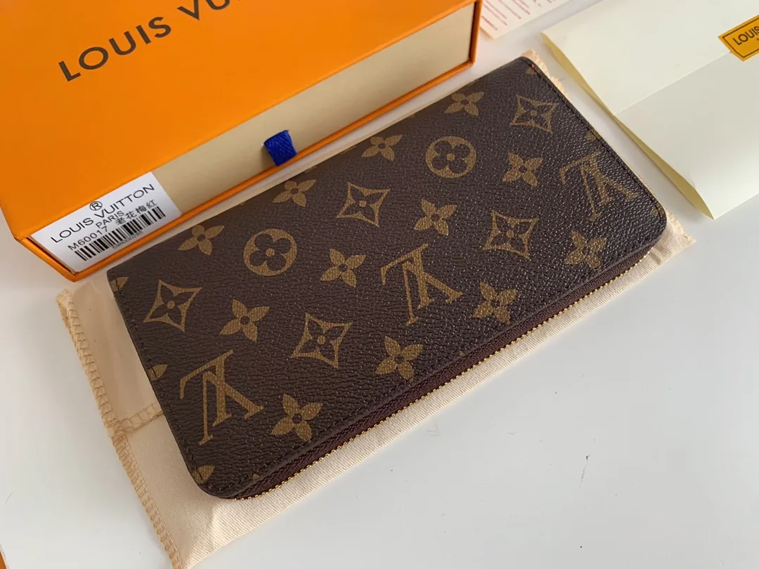💰100 💎M60017 inner color ❤️Old Flower Rose ZIPPY zipper wallet. The Zippy wallet pays homage to Louis Vuitton's heritage of travel and trunk making, with a travel-style patch and Louis Vuitton logo. With its compact interior and simple design, this wallet is ideal for everyday use. Model M60017. Size: 19x10.