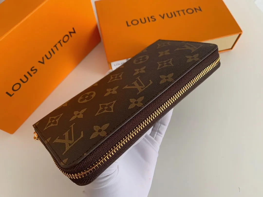 💰100 💎M60017 inner color ❤️Old Flower Rose ZIPPY zipper wallet. The Zippy wallet pays homage to Louis Vuitton's heritage of travel and trunk making, with a travel-style patch and Louis Vuitton logo. With its compact interior and simple design, this wallet is ideal for everyday use. Model M60017. Size: 19x10.