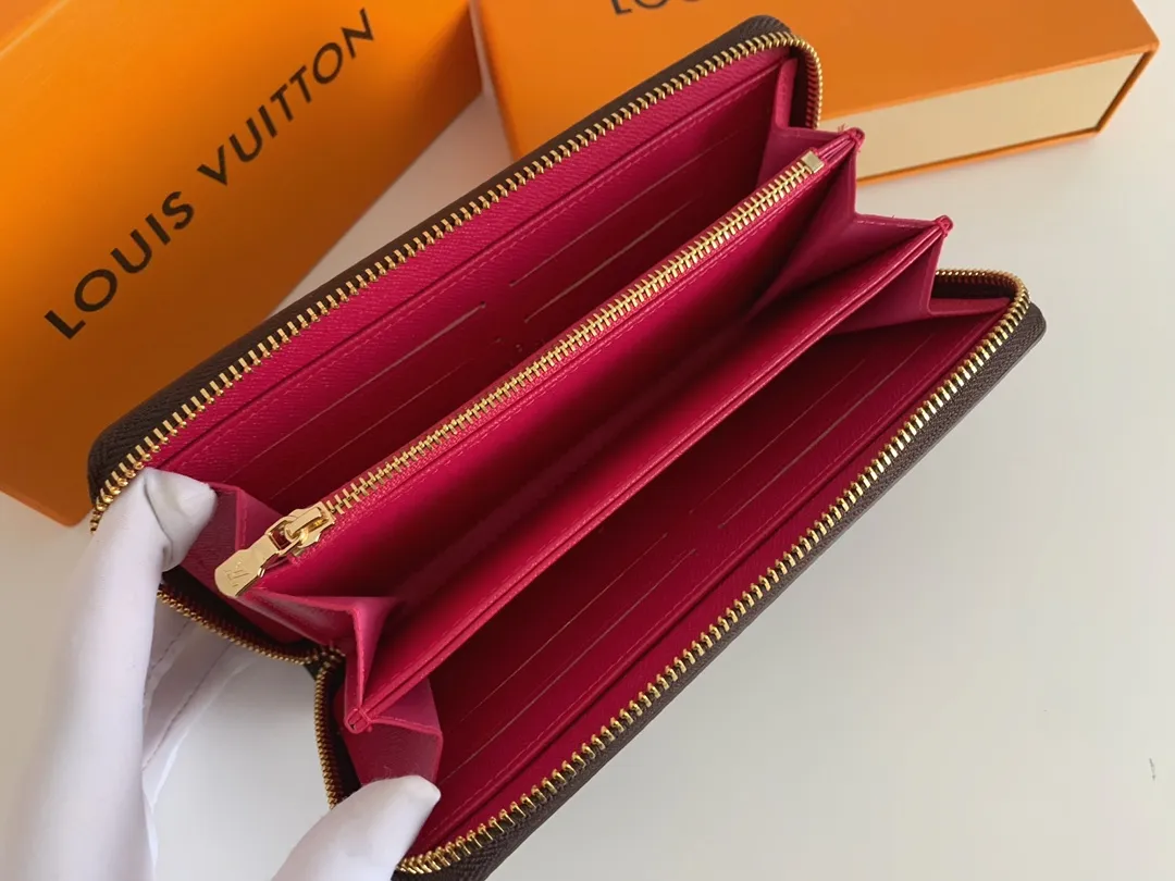 💰100 💎M60017 inner color ❤️Old Flower Rose ZIPPY zipper wallet. The Zippy wallet pays homage to Louis Vuitton's heritage of travel and trunk making, with a travel-style patch and Louis Vuitton logo. With its compact interior and simple design, this wallet is ideal for everyday use. Model M60017. Size: 19x10.