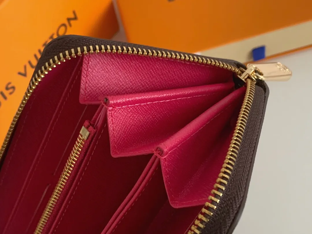 💰100 💎M60017 inner color ❤️Old Flower Rose ZIPPY zipper wallet. The Zippy wallet pays homage to Louis Vuitton's heritage of travel and trunk making, with a travel-style patch and Louis Vuitton logo. With its compact interior and simple design, this wallet is ideal for everyday use. Model M60017. Size: 19x10.