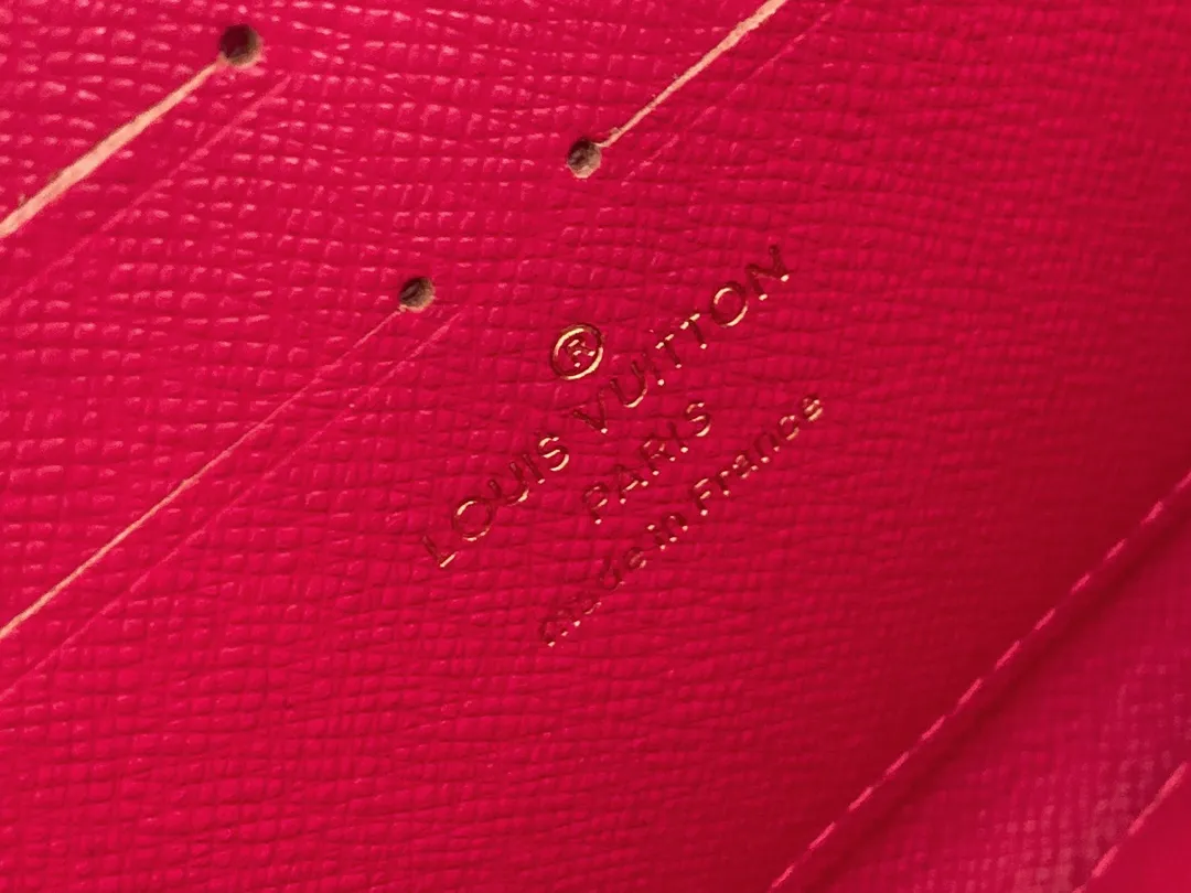 💰100 💎M60017 inner color ❤️Old Flower Rose ZIPPY zipper wallet. The Zippy wallet pays homage to Louis Vuitton's heritage of travel and trunk making, with a travel-style patch and Louis Vuitton logo. With its compact interior and simple design, this wallet is ideal for everyday use. Model M60017. Size: 19x10.