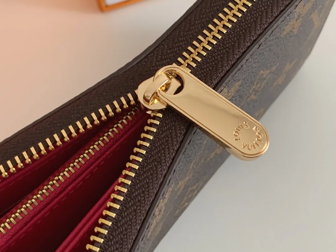 💰100 💎M60017 inner color ❤️Old Flower Rose ZIPPY zipper wallet. The Zippy wallet pays homage to Louis Vuitton's heritage of travel and trunk making, with a travel-style patch and Louis Vuitton logo. With its compact interior and simple design, this wallet is ideal for everyday use. Model M60017. Size: 19x10.