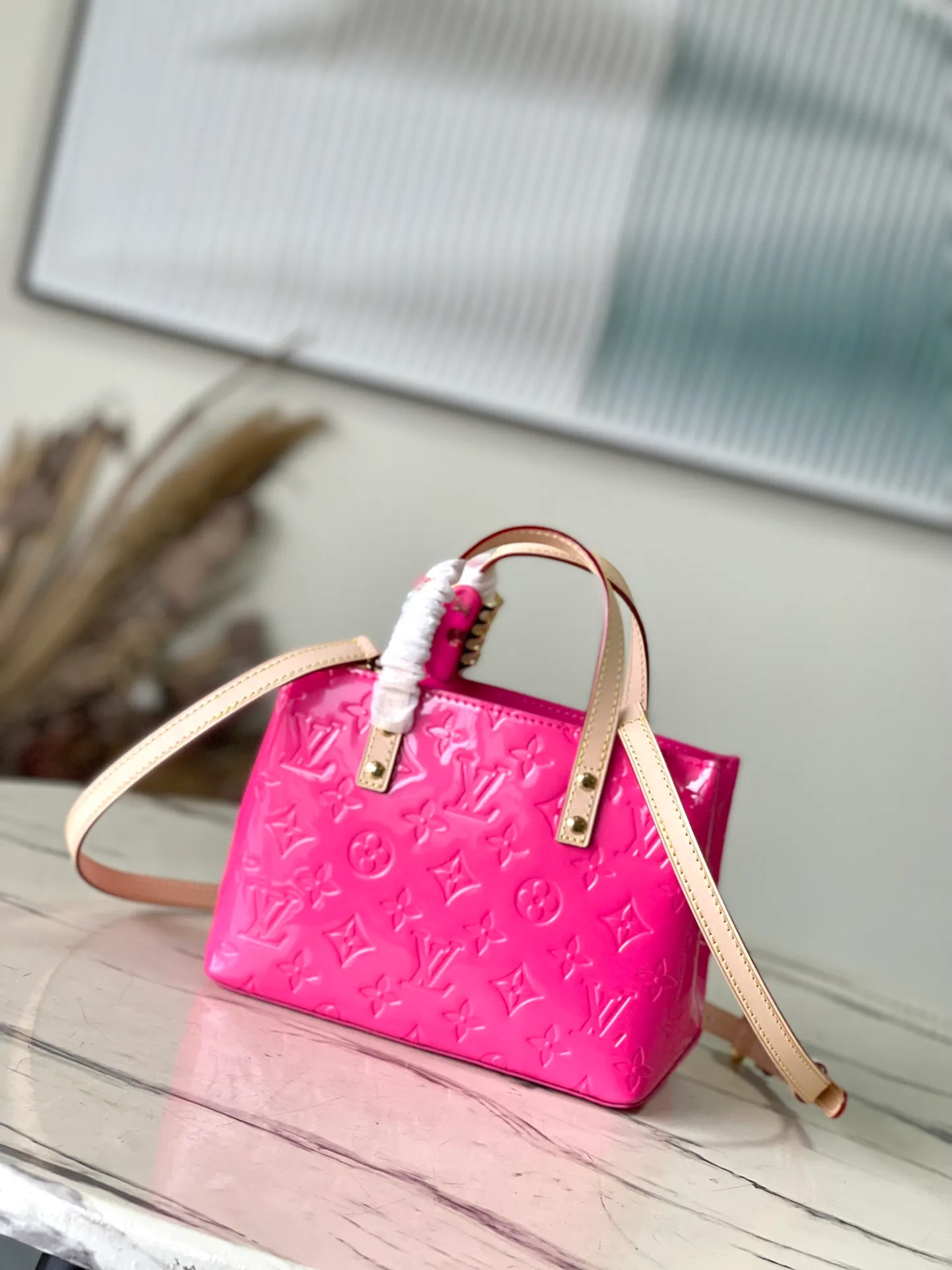 💰1360 (top layer leather) top original order M24144 Rose Red This small Reade handbag is made of bright Monogram Vemis leather, including cow leather top handles and shoulder straps. The trendy pastel color palette of Zhouyuan's 2000 spring and summer series complements the Monogram embossed pattern. Bright hairpins add another touch of sophistication. Dimensions: 22 × 16.5 × 11 cm