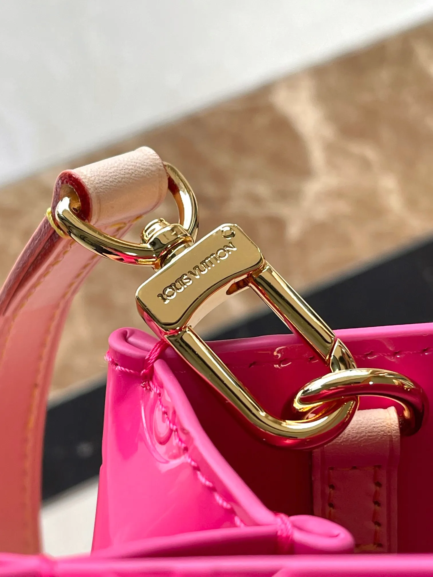 💰1360 (top layer leather) top original order M24144 Rose Red This small Reade handbag is made of bright Monogram Vemis leather, including cow leather top handles and shoulder straps. The trendy pastel color palette of Zhouyuan's 2000 spring and summer series complements the Monogram embossed pattern. Bright hairpins add another touch of sophistication. Dimensions: 22 × 16.5 × 11 cm