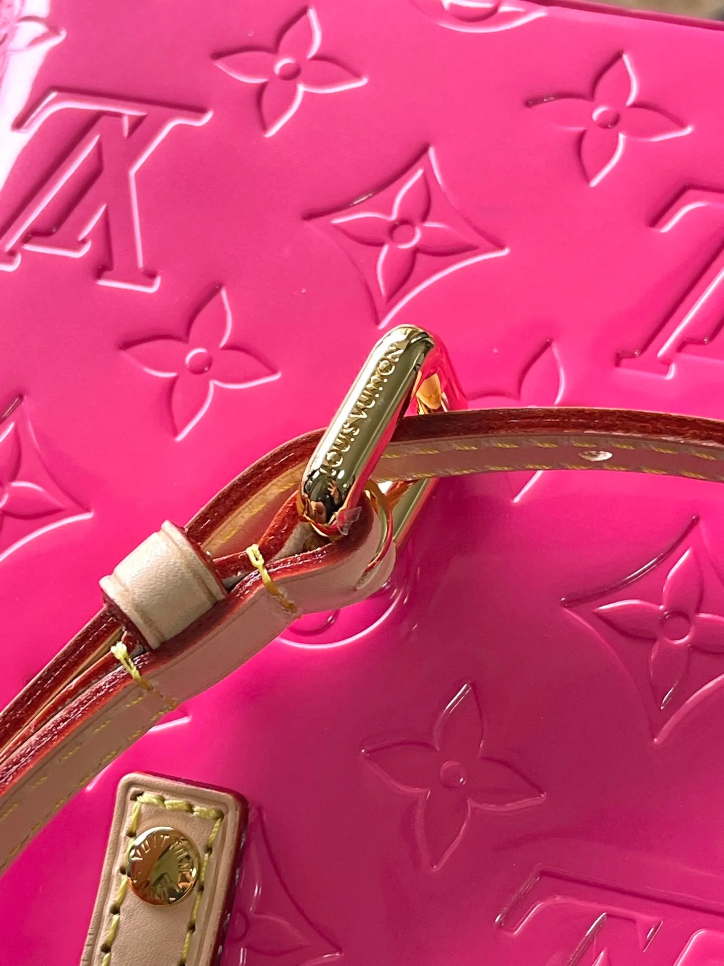 💰1360 (top layer leather) top original order M24144 Rose Red This small Reade handbag is made of bright Monogram Vemis leather, including cow leather top handles and shoulder straps. The trendy pastel color palette of Zhouyuan's 2000 spring and summer series complements the Monogram embossed pattern. Bright hairpins add another touch of sophistication. Dimensions: 22 × 16.5 × 11 cm