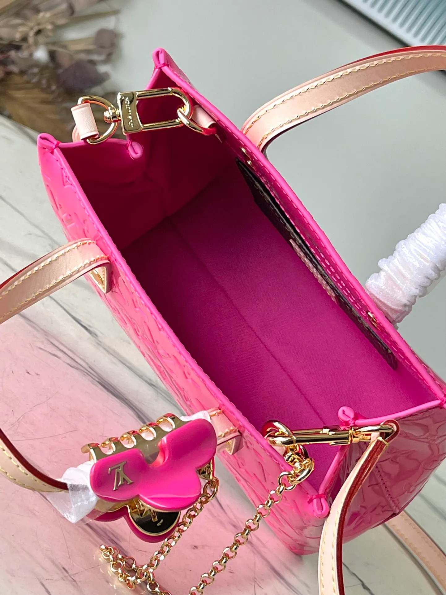 💰1360 (top layer leather) top original order M24144 Rose Red This small Reade handbag is made of bright Monogram Vemis leather, including cow leather top handles and shoulder straps. The trendy pastel color palette of Zhouyuan's 2000 spring and summer series complements the Monogram embossed pattern. Bright hairpins add another touch of sophistication. Dimensions: 22 × 16.5 × 11 cm