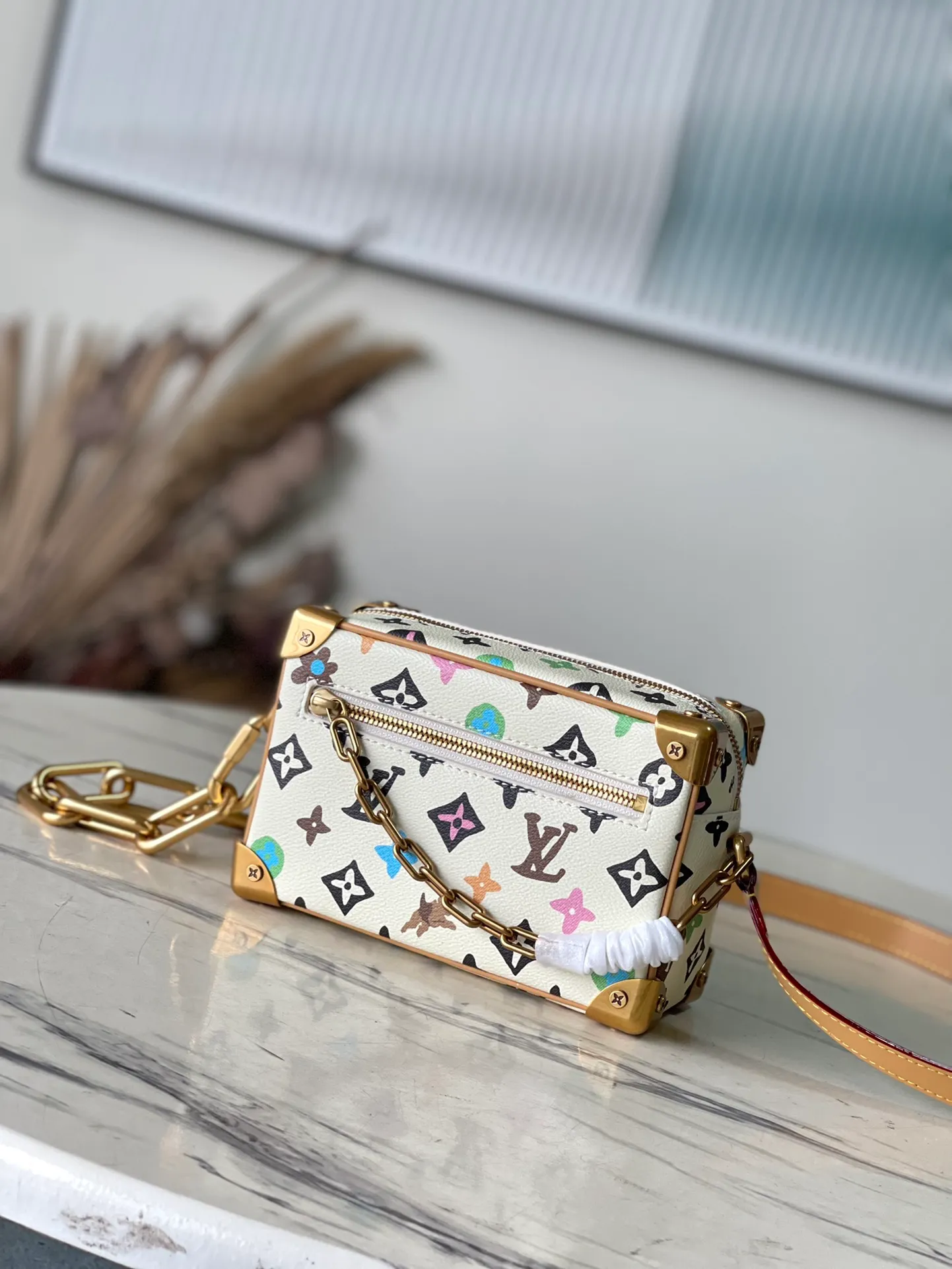 💰1080 (steel hardware) top original order M25132 This Mini Soft Trunk handbag has both classic heritage and modern style. The MonogramCraggy canvas presents a hand-painted Monogram pattern, integrating Monogram flowers, LV letters, chrysanthemums and puppy elements. The chain connecting the detachable shoulder strap and the decorative chain on the front zipper shimmer with metallic sheen. Dimensions: 18.5 × 13 × 8 cm