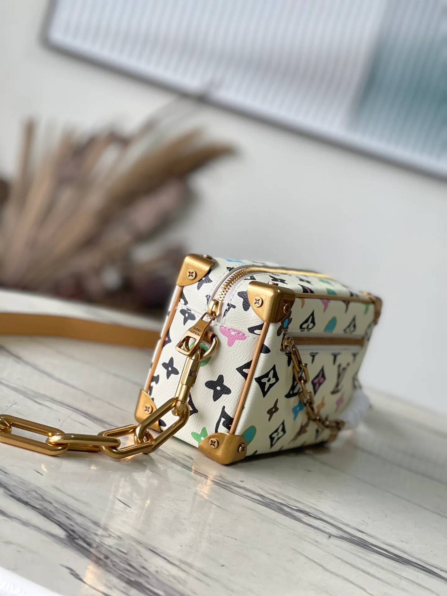 💰1080 (steel hardware) top original order M25132 This Mini Soft Trunk handbag has both classic heritage and modern style. The MonogramCraggy canvas presents a hand-painted Monogram pattern, integrating Monogram flowers, LV letters, chrysanthemums and puppy elements. The chain connecting the detachable shoulder strap and the decorative chain on the front zipper shimmer with metallic sheen. Dimensions: 18.5 × 13 × 8 cm