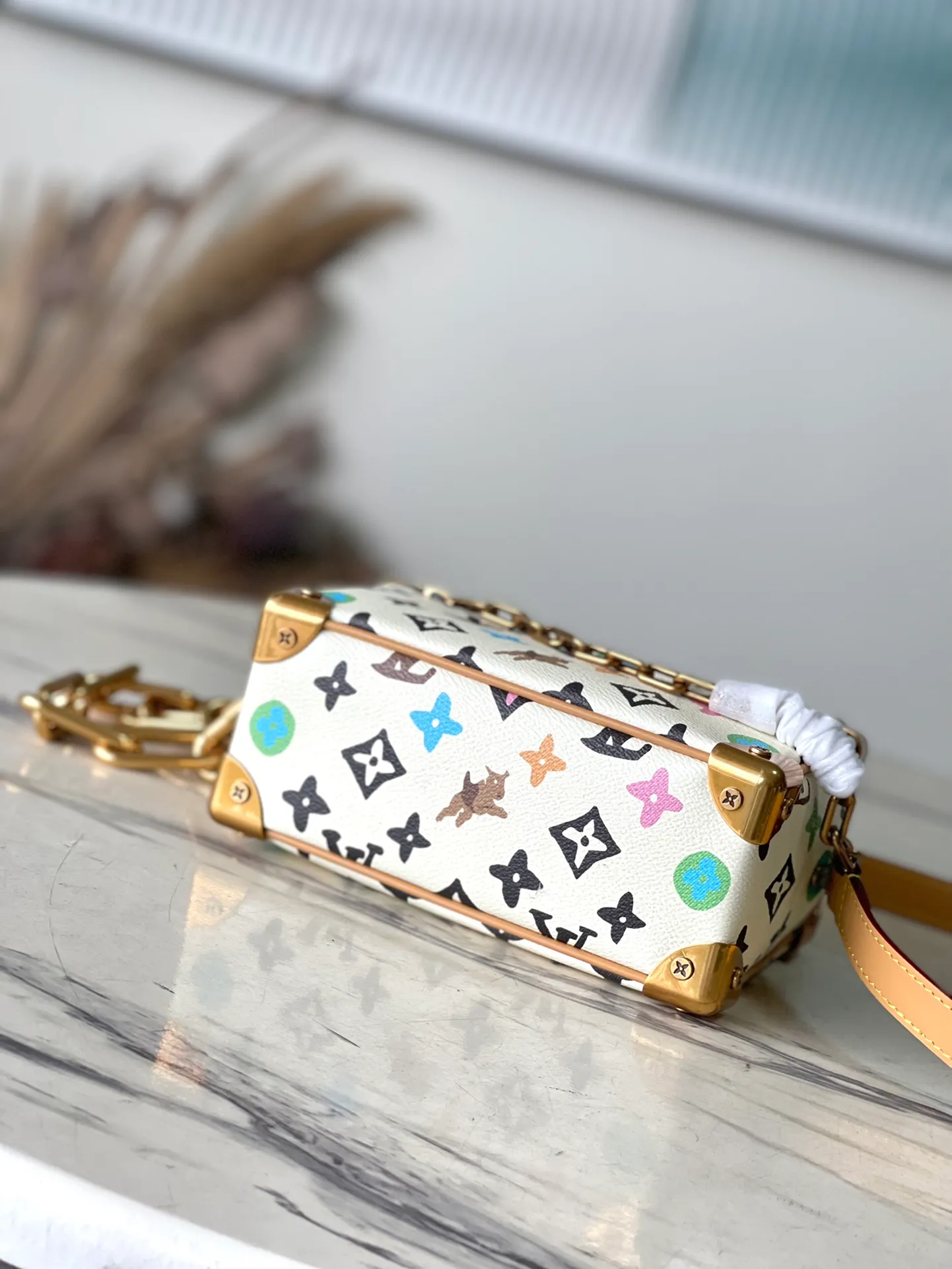 💰1080 (steel hardware) top original order M25132 This Mini Soft Trunk handbag has both classic heritage and modern style. The MonogramCraggy canvas presents a hand-painted Monogram pattern, integrating Monogram flowers, LV letters, chrysanthemums and puppy elements. The chain connecting the detachable shoulder strap and the decorative chain on the front zipper shimmer with metallic sheen. Dimensions: 18.5 × 13 × 8 cm