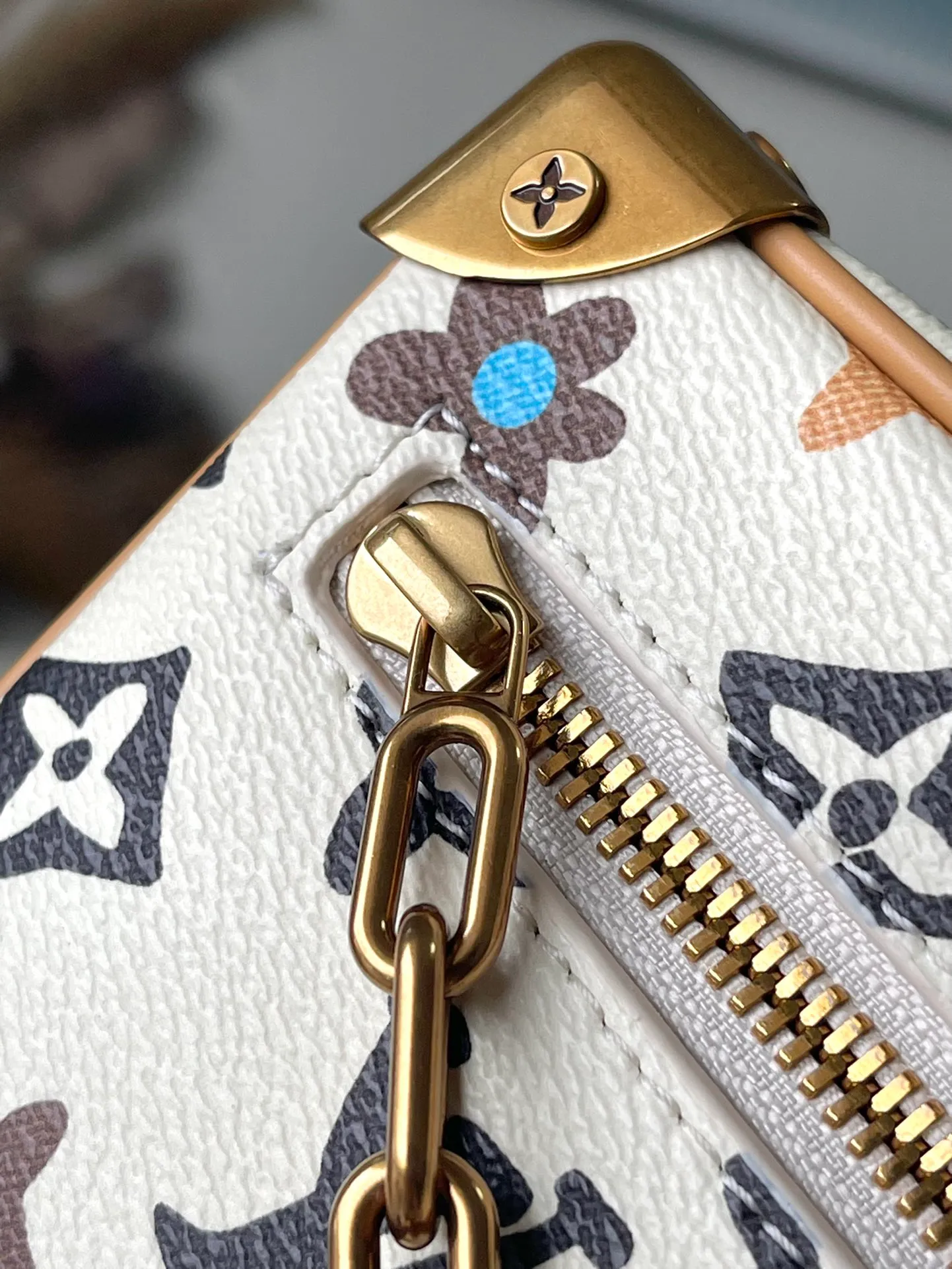💰1080 (steel hardware) top original order M25132 This Mini Soft Trunk handbag has both classic heritage and modern style. The MonogramCraggy canvas presents a hand-painted Monogram pattern, integrating Monogram flowers, LV letters, chrysanthemums and puppy elements. The chain connecting the detachable shoulder strap and the decorative chain on the front zipper shimmer with metallic sheen. Dimensions: 18.5 × 13 × 8 cm