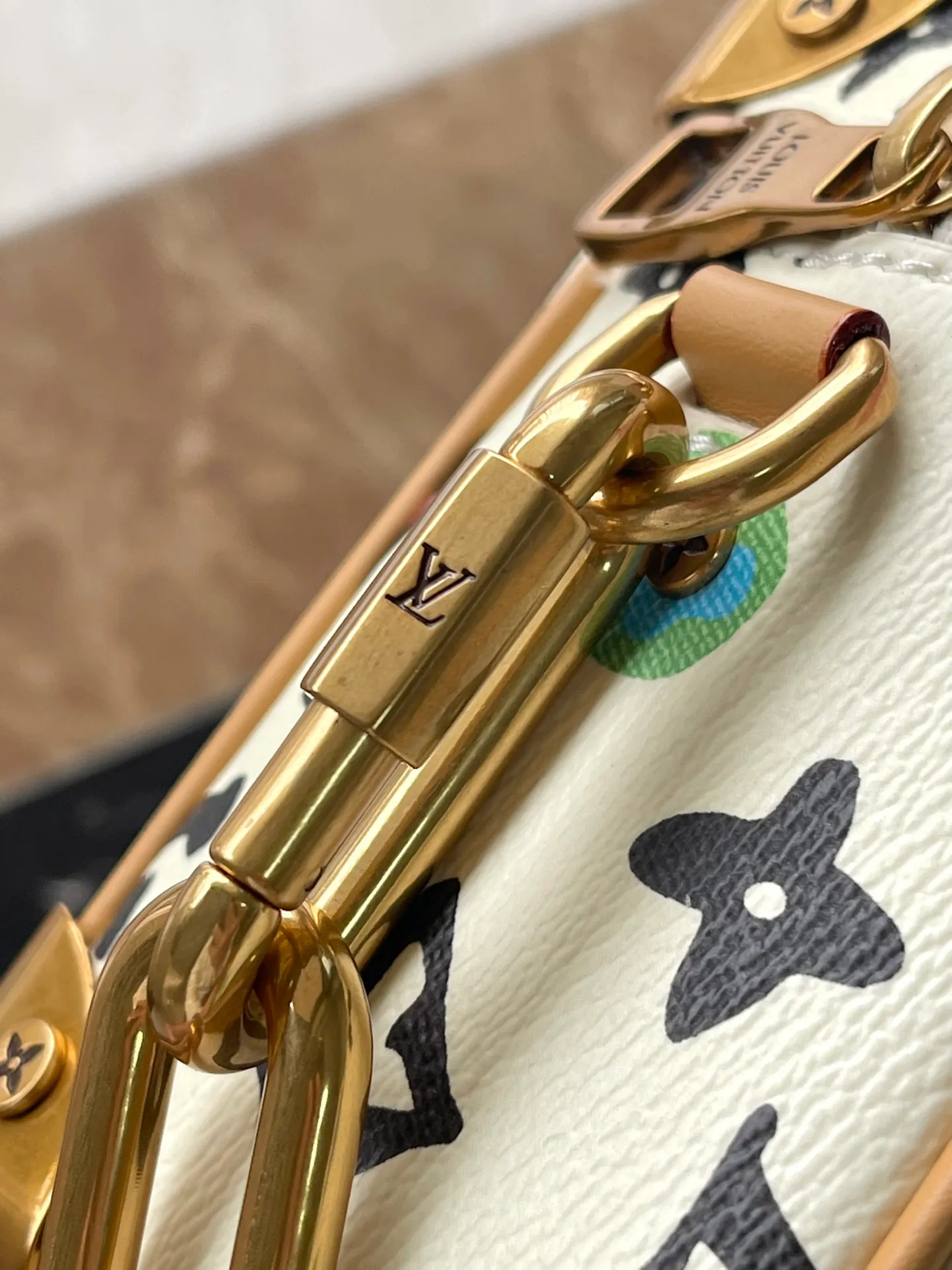 💰1080 (steel hardware) top original order M25132 This Mini Soft Trunk handbag has both classic heritage and modern style. The MonogramCraggy canvas presents a hand-painted Monogram pattern, integrating Monogram flowers, LV letters, chrysanthemums and puppy elements. The chain connecting the detachable shoulder strap and the decorative chain on the front zipper shimmer with metallic sheen. Dimensions: 18.5 × 13 × 8 cm