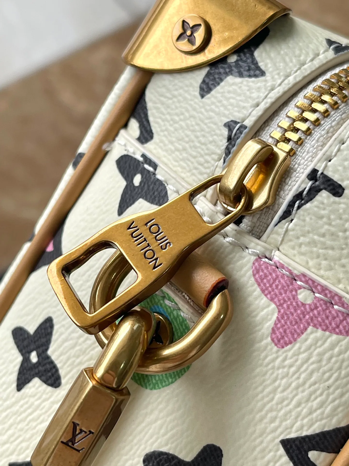 💰1080 (steel hardware) top original order M25132 This Mini Soft Trunk handbag has both classic heritage and modern style. The MonogramCraggy canvas presents a hand-painted Monogram pattern, integrating Monogram flowers, LV letters, chrysanthemums and puppy elements. The chain connecting the detachable shoulder strap and the decorative chain on the front zipper shimmer with metallic sheen. Dimensions: 18.5 × 13 × 8 cm