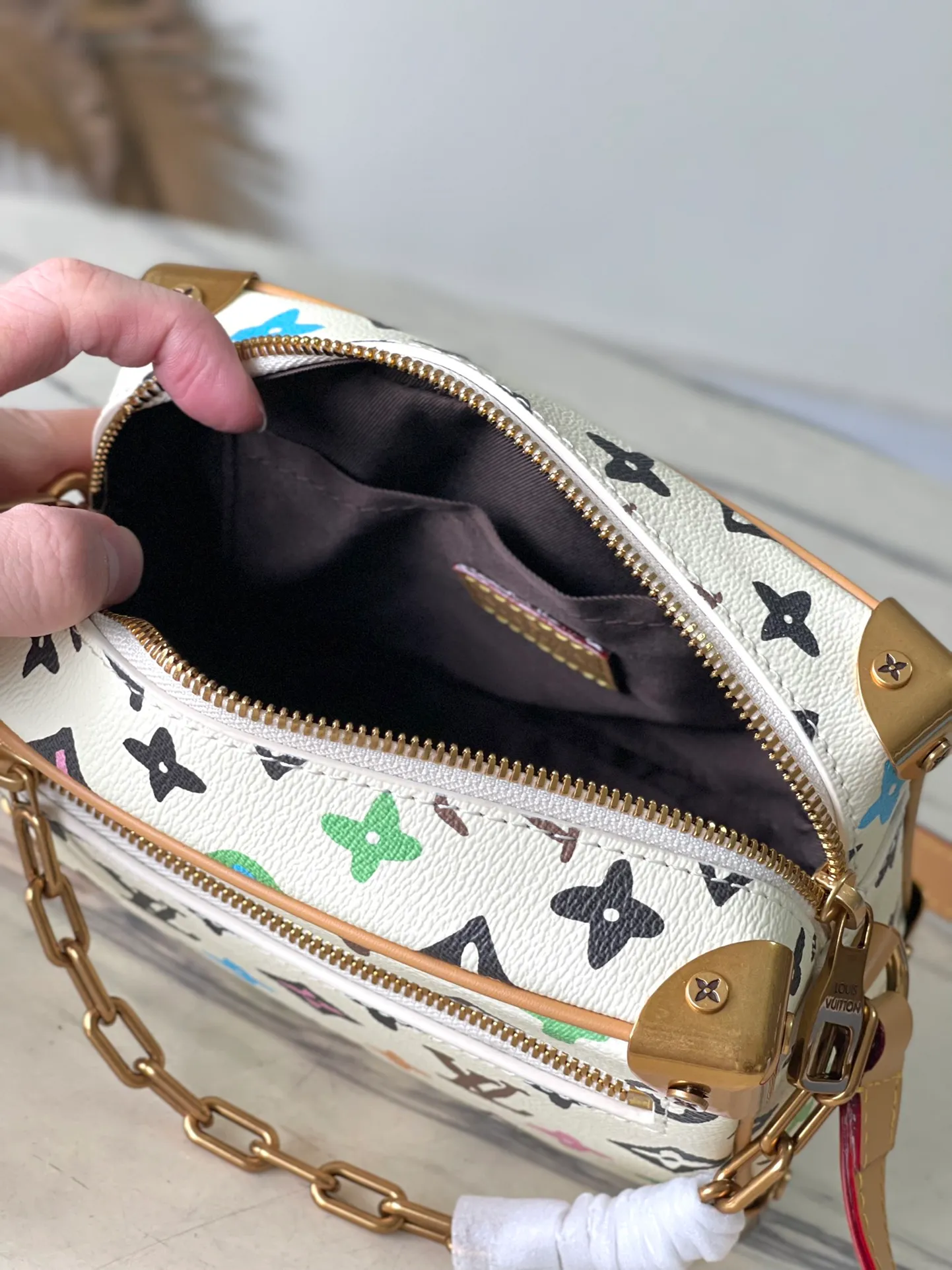 💰1080 (steel hardware) top original order M25132 This Mini Soft Trunk handbag has both classic heritage and modern style. The MonogramCraggy canvas presents a hand-painted Monogram pattern, integrating Monogram flowers, LV letters, chrysanthemums and puppy elements. The chain connecting the detachable shoulder strap and the decorative chain on the front zipper shimmer with metallic sheen. Dimensions: 18.5 × 13 × 8 cm