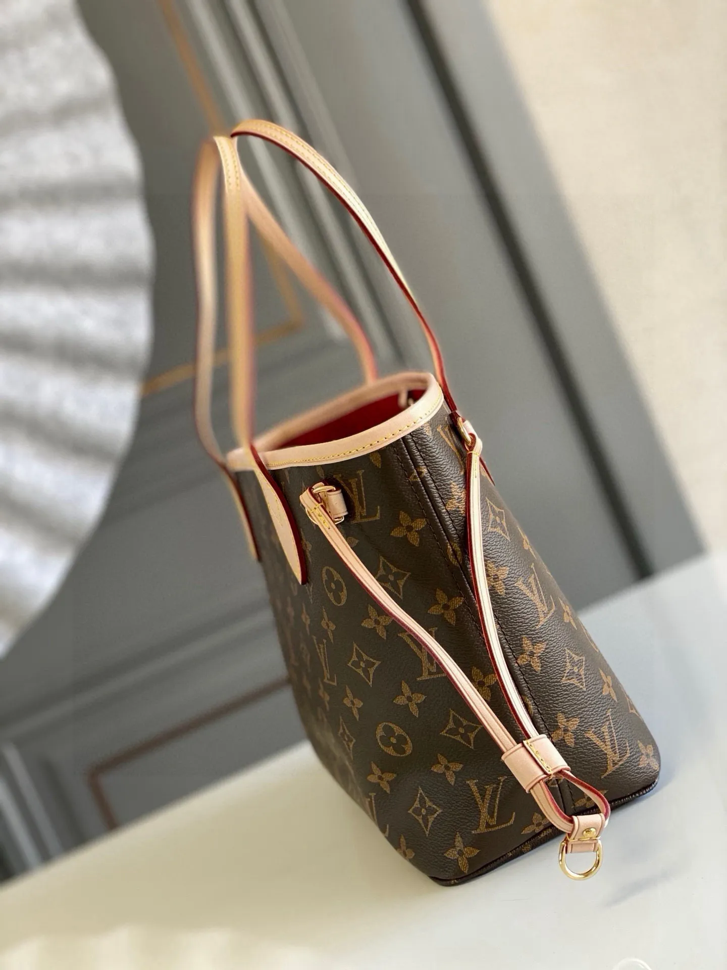 💰780 (Small Steel Nail) Top Original M41000 Red NEVERFULL PM This Neverfull MM handbag combines timeless classic design with traditional details. It is made of Monogram canvas and trimmed with natural cowhide. The interior is extra spacious but not heavy. Tighten the side straps to create a fashionable and charming shape, and loosen them to show a more casual atmosphere. The slim and comfortable handle can be easily slung over the shoulder or carried by arm. Lined in a vibrant color, the bag has a detachable organizer that can be used independently as a clutch or as an extra pocket. 29 cm