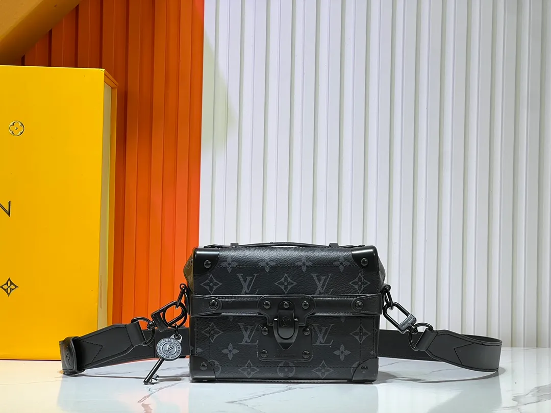 Batch 380💰M11743 black flower M11516 black M11535 old flower M12686 green This Soul Trunk handbag is crafted by Pharrell Williams and is made of flexible LV Colorado cow leather with a grained texture. The Tumbler's magnetic clasp, rivets and top handles harken back to classic hard case elements, while a removable and adjustable shoulder strap completes the sophisticated details. Size: 19x15x7cm
