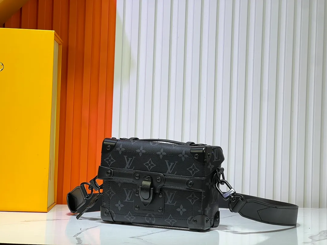 Batch 380💰M11743 black flower M11516 black M11535 old flower M12686 green This Soul Trunk handbag is crafted by Pharrell Williams and is made of flexible LV Colorado cow leather with a grained texture. The Tumbler's magnetic clasp, rivets and top handles harken back to classic hard case elements, while a removable and adjustable shoulder strap completes the sophisticated details. Size: 19x15x7cm