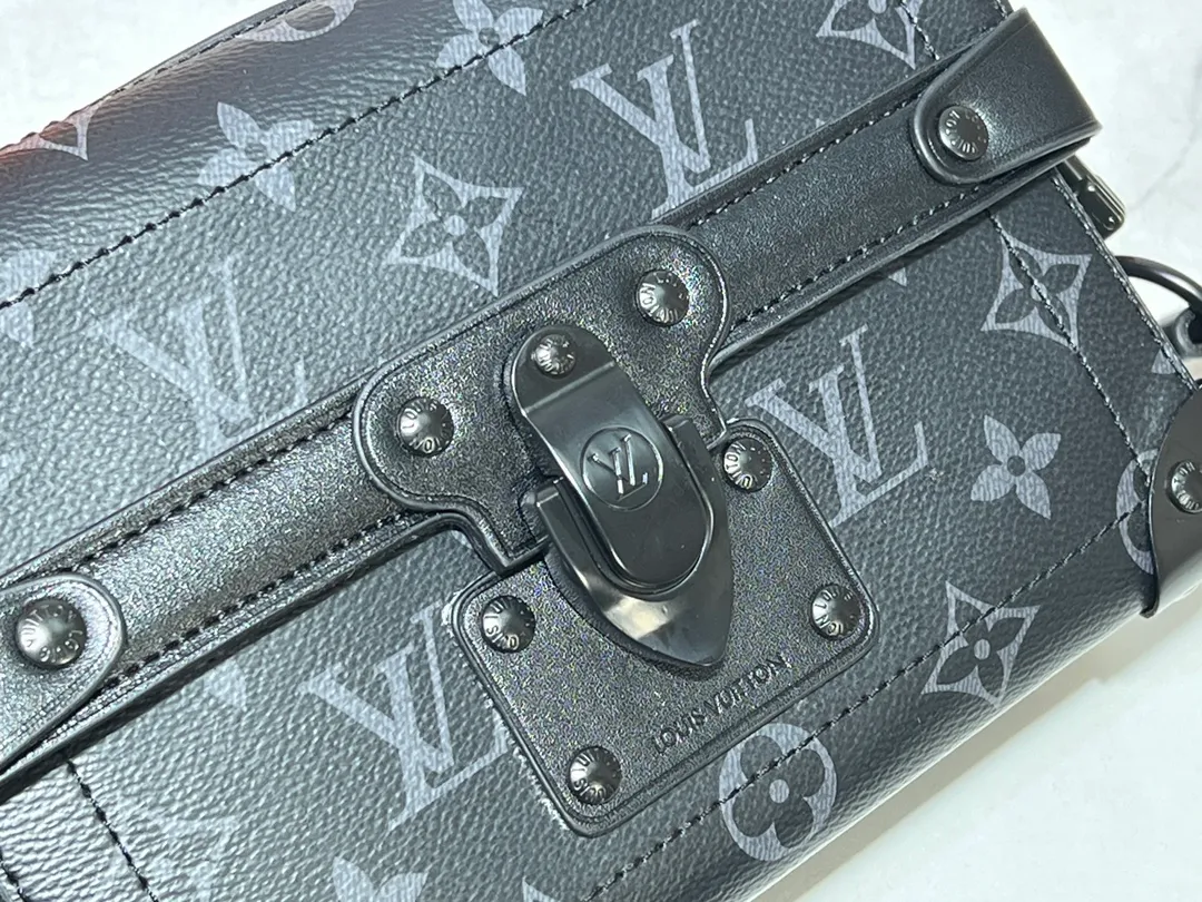 Batch 380💰M11743 black flower M11516 black M11535 old flower M12686 green This Soul Trunk handbag is crafted by Pharrell Williams and is made of flexible LV Colorado cow leather with a grained texture. The Tumbler's magnetic clasp, rivets and top handles harken back to classic hard case elements, while a removable and adjustable shoulder strap completes the sophisticated details. Size: 19x15x7cm
