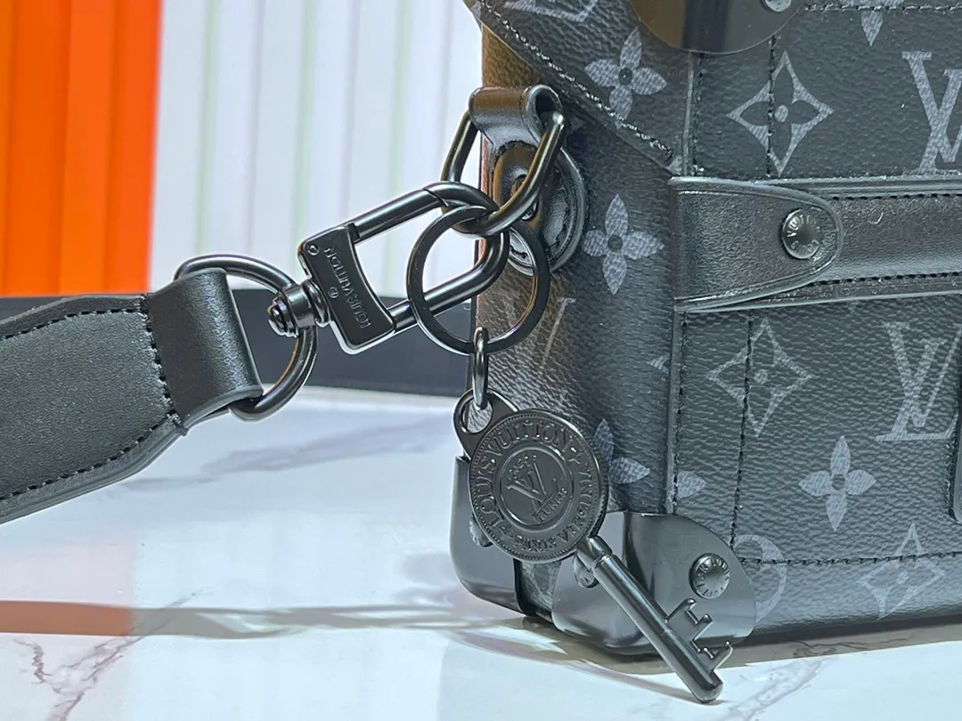 Batch 380💰M11743 black flower M11516 black M11535 old flower M12686 green This Soul Trunk handbag is crafted by Pharrell Williams and is made of flexible LV Colorado cow leather with a grained texture. The Tumbler's magnetic clasp, rivets and top handles harken back to classic hard case elements, while a removable and adjustable shoulder strap completes the sophisticated details. Size: 19x15x7cm