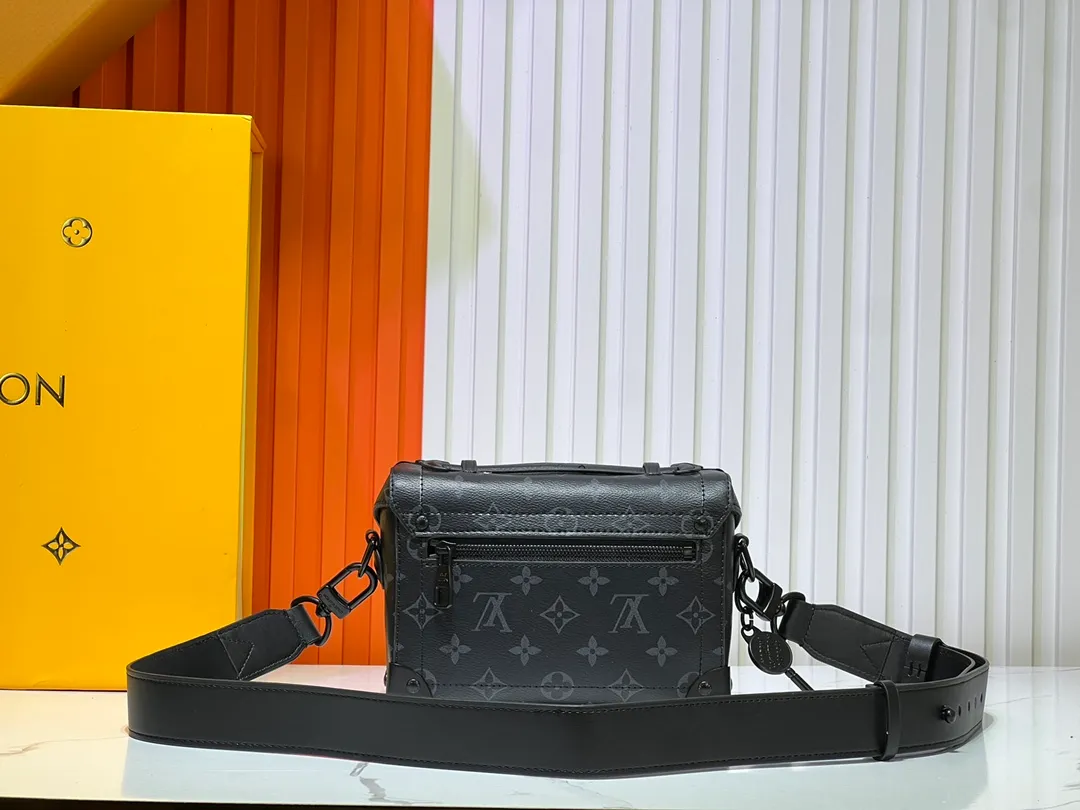 Batch 380💰M11743 black flower M11516 black M11535 old flower M12686 green This Soul Trunk handbag is crafted by Pharrell Williams and is made of flexible LV Colorado cow leather with a grained texture. The Tumbler's magnetic clasp, rivets and top handles harken back to classic hard case elements, while a removable and adjustable shoulder strap completes the sophisticated details. Size: 19x15x7cm
