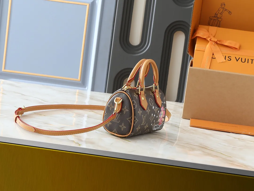 💰180💰Upgraded original [NANO SPEEDY handbag] M81085 m82624 Presbyopia/pink (silk screen) Christmas model This Nano Speedy handbag combines Monogram canvas and distressed cow leather trim, condensing the classic configuration of the Speedy travel bag in the 1930s. The body of the bag features the brand's mascot, Vivienne, in a joyful and gliding image. The fabric lining reflects her petals, and it has top handles and a detachable and adjustable shoulder strap.  Dimensions: 16 x 10 x 7.5 cm